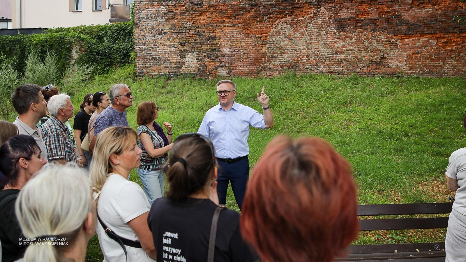 Zdjęcie w galerii na portalu naszraciborz.pl: Śladami średniowiecznych murów Raciborza. Letni spacer odkrywał tajemnice dawnych fortyfikacji wiadomości z regionu