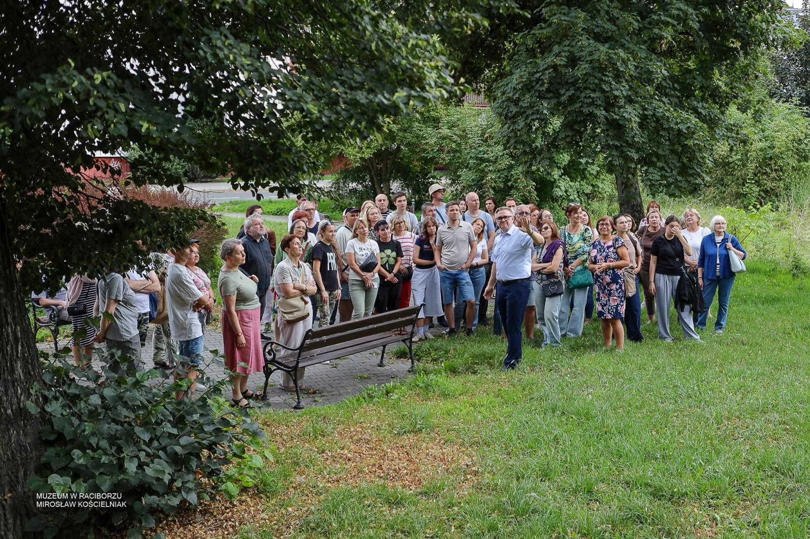 Zdjęcie w galerii na portalu naszraciborz.pl: Śladami średniowiecznych murów Raciborza. Letni spacer odkrywał tajemnice dawnych fortyfikacji wiadomości z regionu