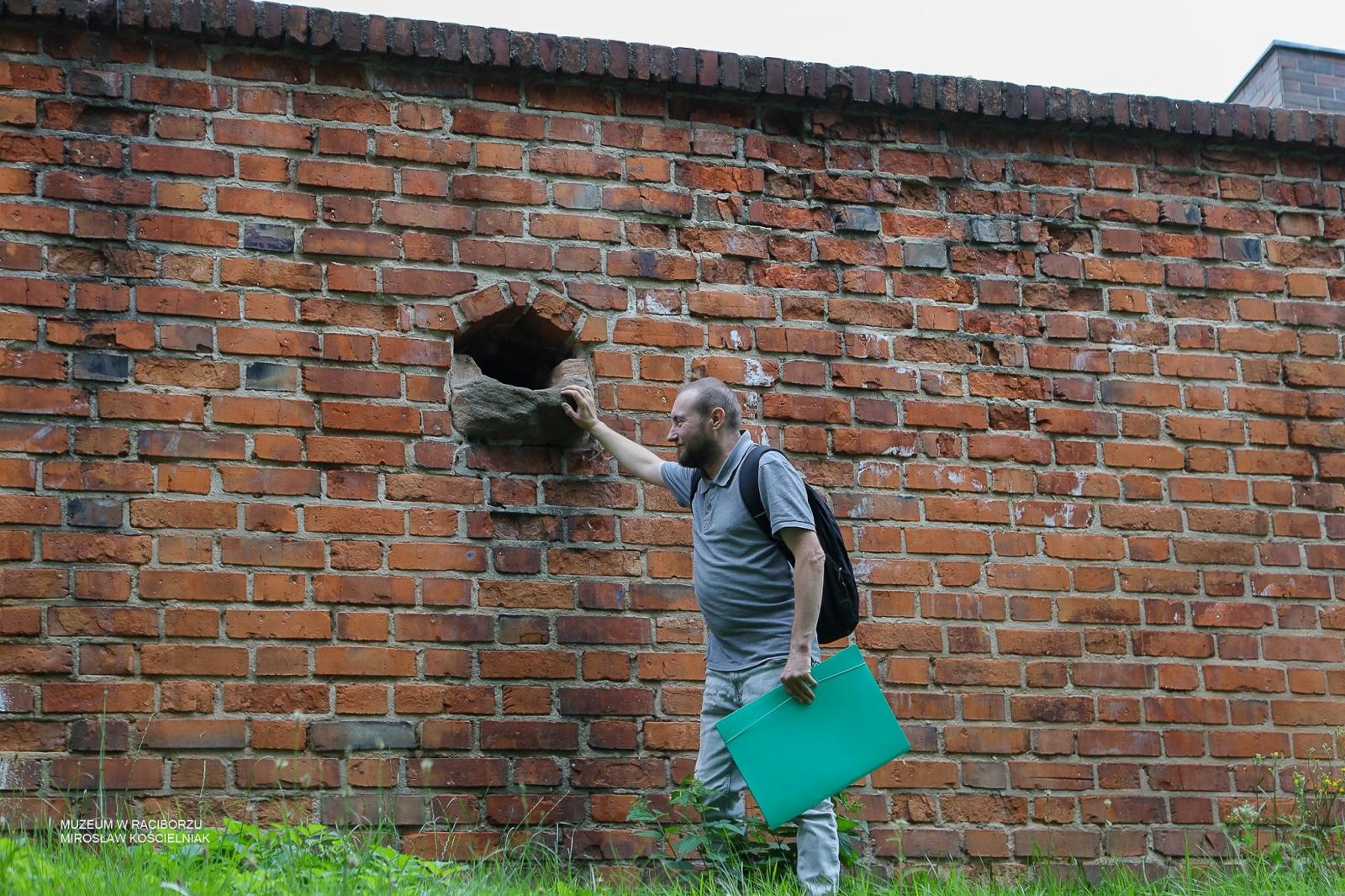 Zdjęcie w galerii na portalu naszraciborz.pl: Śladami średniowiecznych murów Raciborza. Letni spacer odkrywał tajemnice dawnych fortyfikacji wiadomości z regionu