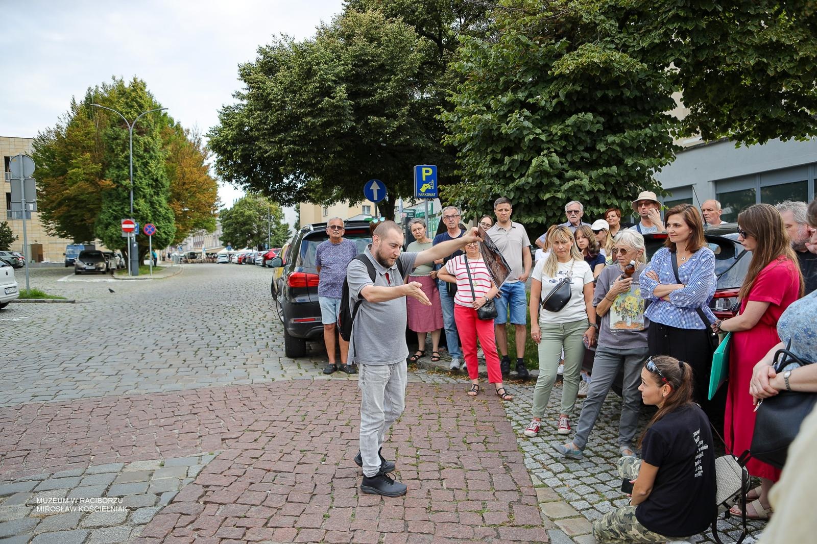 Zdjęcie w galerii na portalu naszraciborz.pl: Śladami średniowiecznych murów Raciborza. Letni spacer odkrywał tajemnice dawnych fortyfikacji wiadomości z regionu