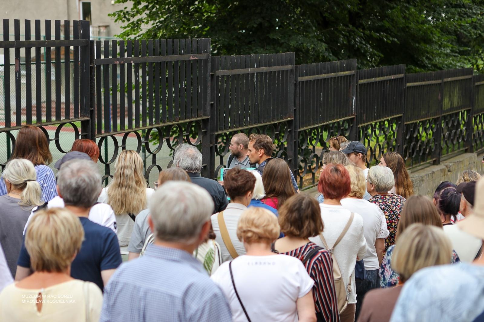 Zdjęcie w galerii na portalu naszraciborz.pl: Śladami średniowiecznych murów Raciborza. Letni spacer odkrywał tajemnice dawnych fortyfikacji wiadomości z regionu
