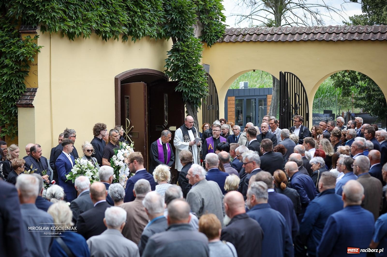 Zdjęcie w galerii na portalu naszraciborz.pl: Ostatnie pożegnanie śp. Ryszarda Mularczyka na cmentarzu Jeruzalem w Raciborzu [FOTO] wiadomości z regionu