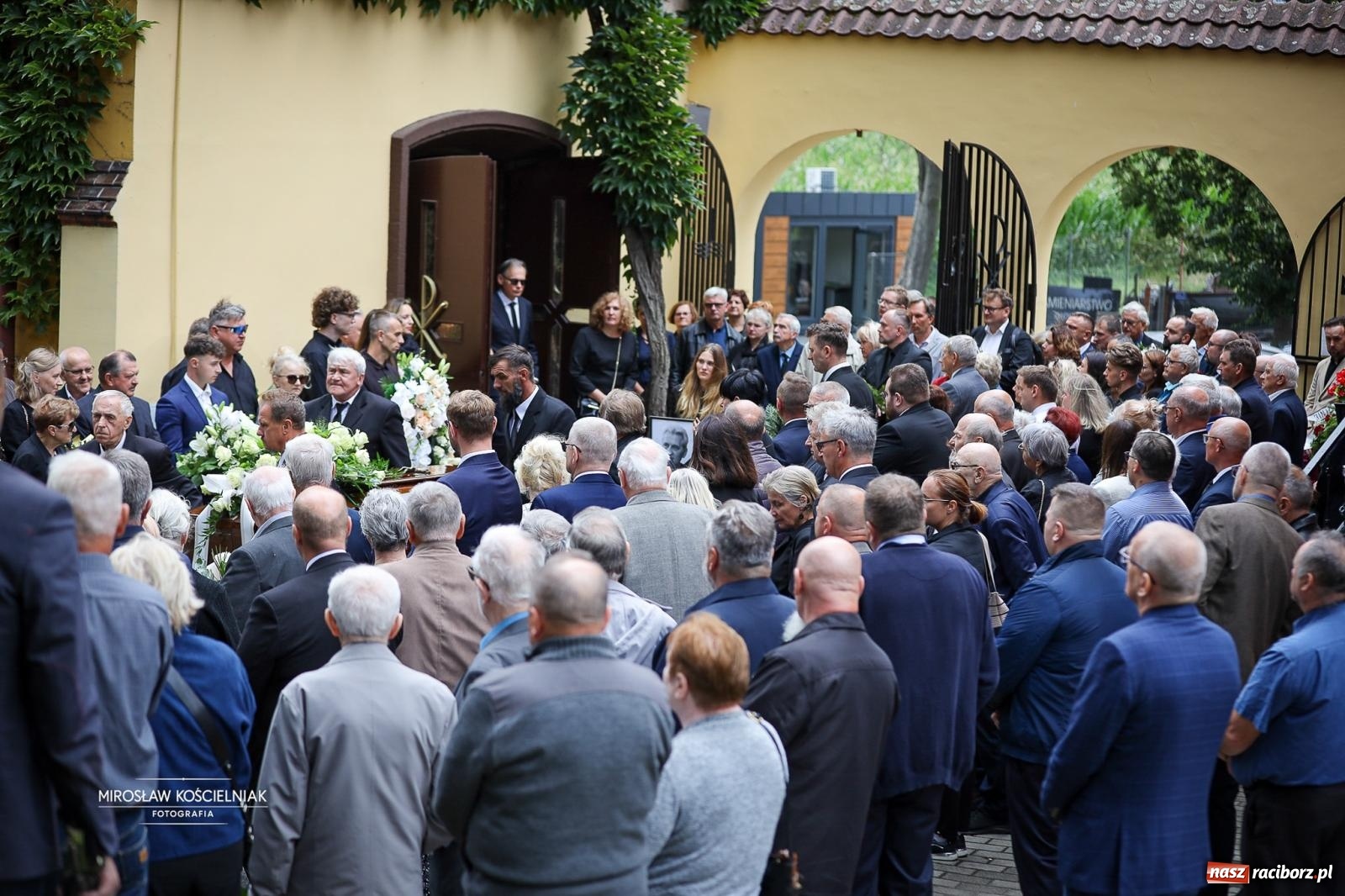 Zdjęcie w galerii na portalu naszraciborz.pl: Ostatnie pożegnanie śp. Ryszarda Mularczyka na cmentarzu Jeruzalem w Raciborzu [FOTO] wiadomości z regionu