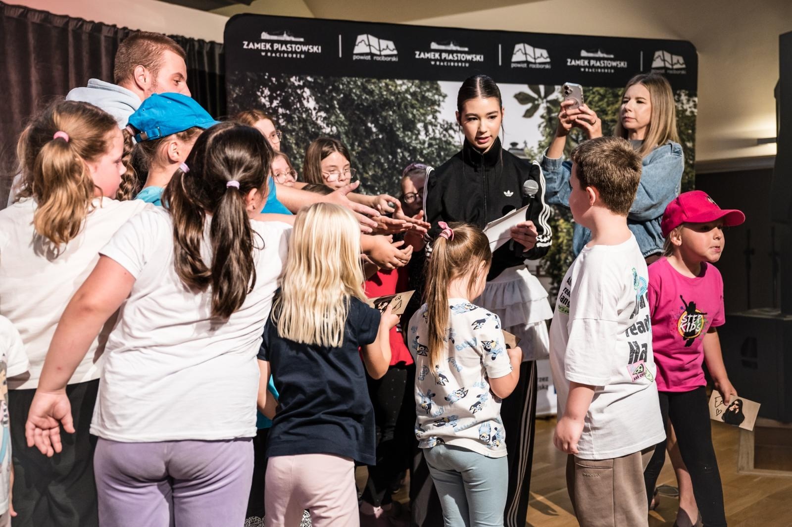 Zdjęcie w galerii na portalu naszraciborz.pl: Sala pełna uśmiechów. Wakacyjna zabawa na Zamku Piastowskim przyciągnęła tłumy wiadomości z regionu