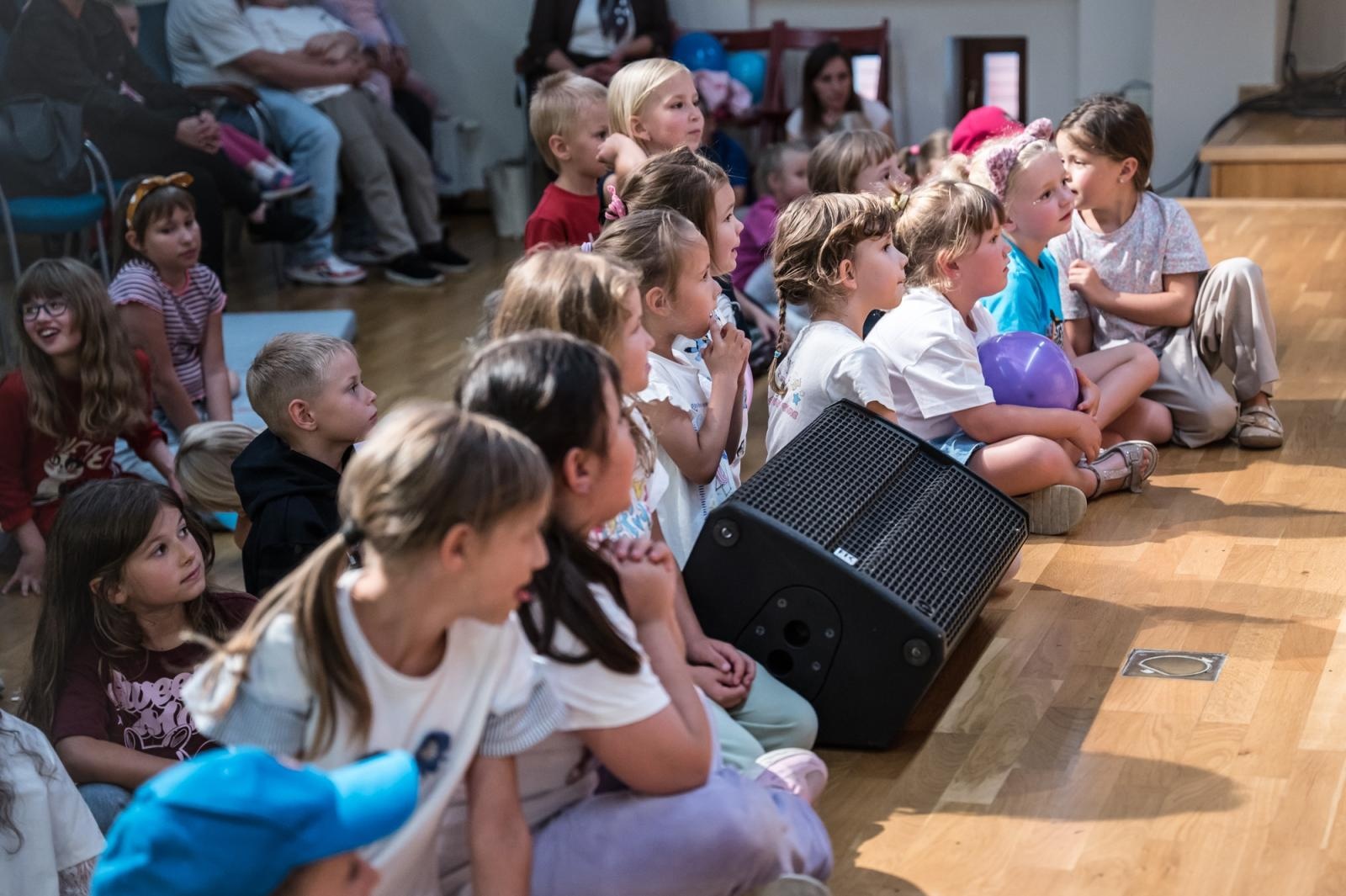 Zdjęcie w galerii na portalu naszraciborz.pl: Sala pełna uśmiechów. Wakacyjna zabawa na Zamku Piastowskim przyciągnęła tłumy wiadomości z regionu