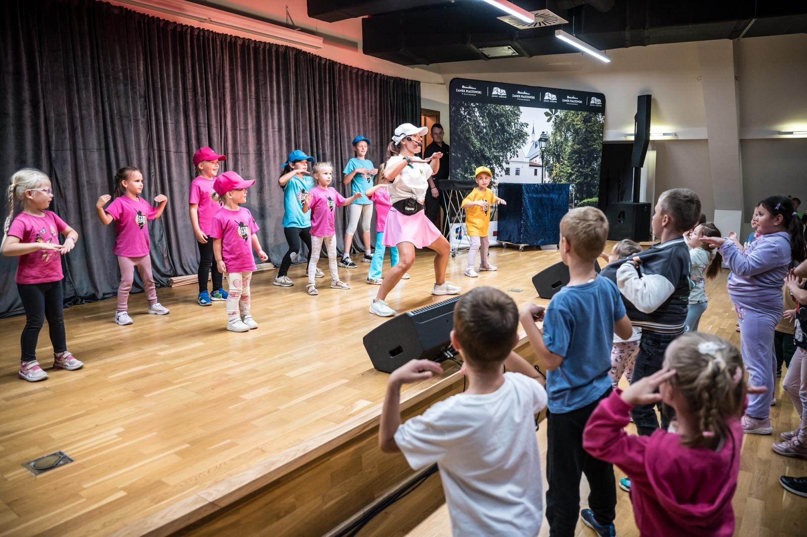 Zdjęcie w galerii na portalu naszraciborz.pl: Sala pełna uśmiechów. Wakacyjna zabawa na Zamku Piastowskim przyciągnęła tłumy wiadomości z regionu