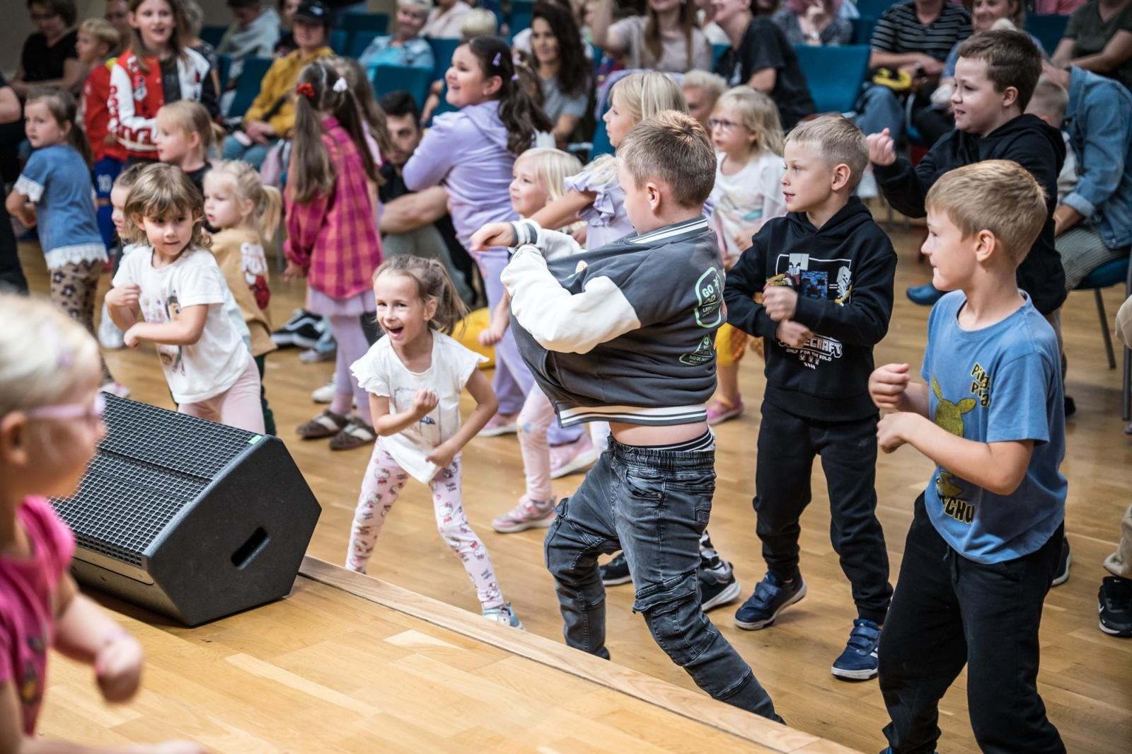 Zdjęcie w galerii na portalu naszraciborz.pl: Sala pełna uśmiechów. Wakacyjna zabawa na Zamku Piastowskim przyciągnęła tłumy wiadomości z regionu