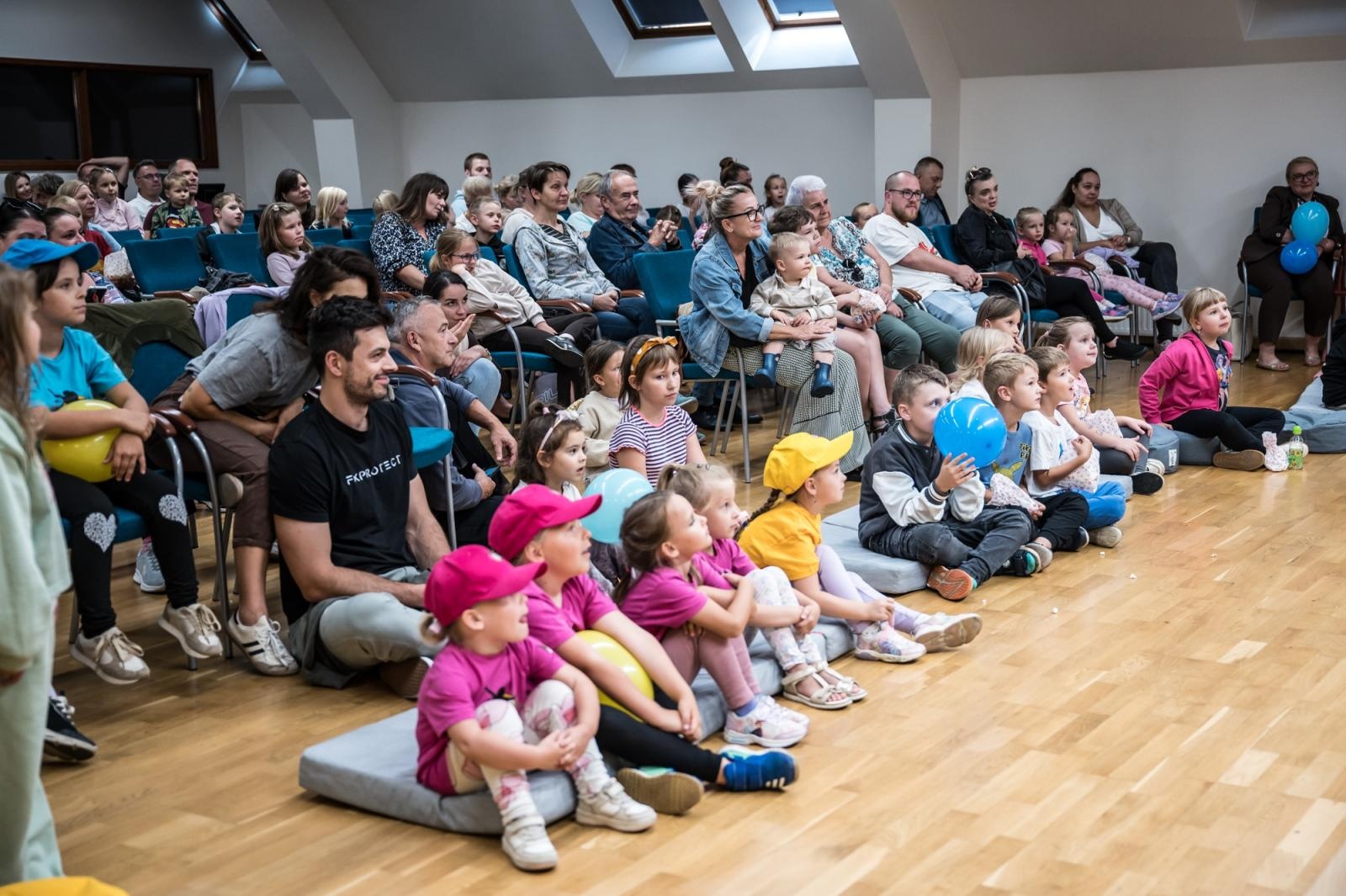 Zdjęcie w galerii na portalu naszraciborz.pl: Sala pełna uśmiechów. Wakacyjna zabawa na Zamku Piastowskim przyciągnęła tłumy wiadomości z regionu