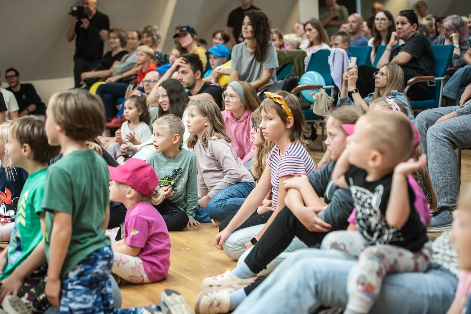 Zdjęcie w galerii na portalu naszraciborz.pl: Sala pełna uśmiechów. Wakacyjna zabawa na Zamku Piastowskim przyciągnęła tłumy wiadomości z regionu