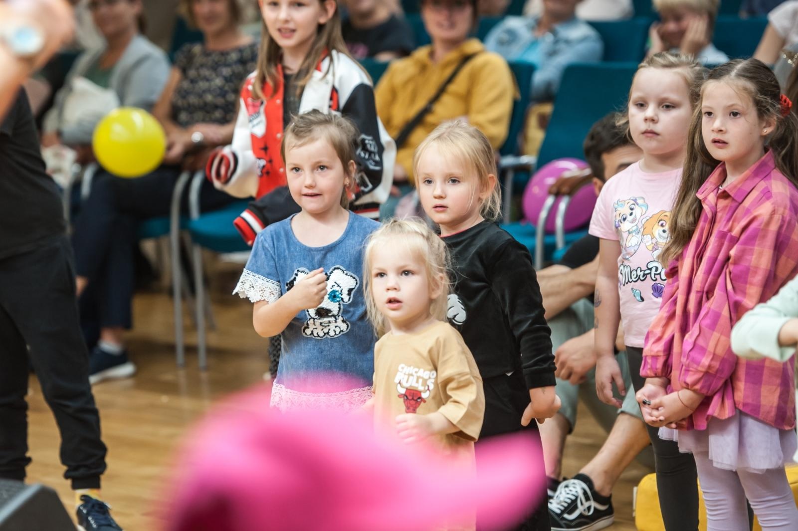 Zdjęcie w galerii na portalu naszraciborz.pl: Sala pełna uśmiechów. Wakacyjna zabawa na Zamku Piastowskim przyciągnęła tłumy wiadomości z regionu