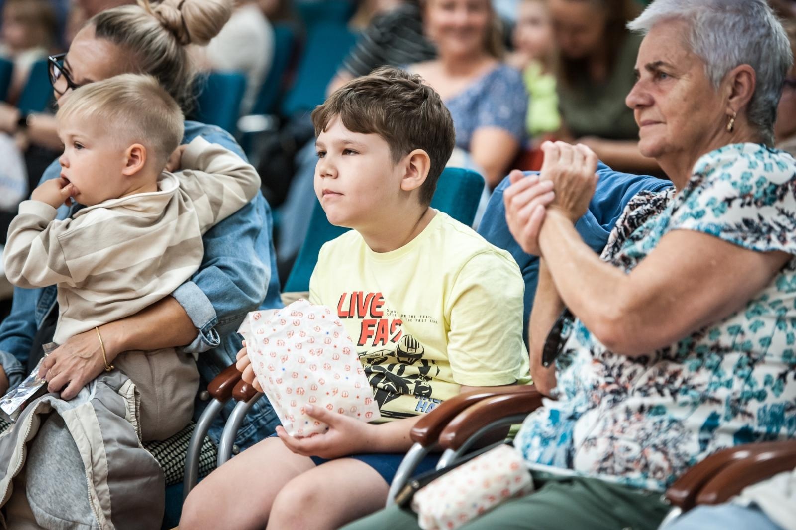 Zdjęcie w galerii na portalu naszraciborz.pl: Sala pełna uśmiechów. Wakacyjna zabawa na Zamku Piastowskim przyciągnęła tłumy wiadomości z regionu
