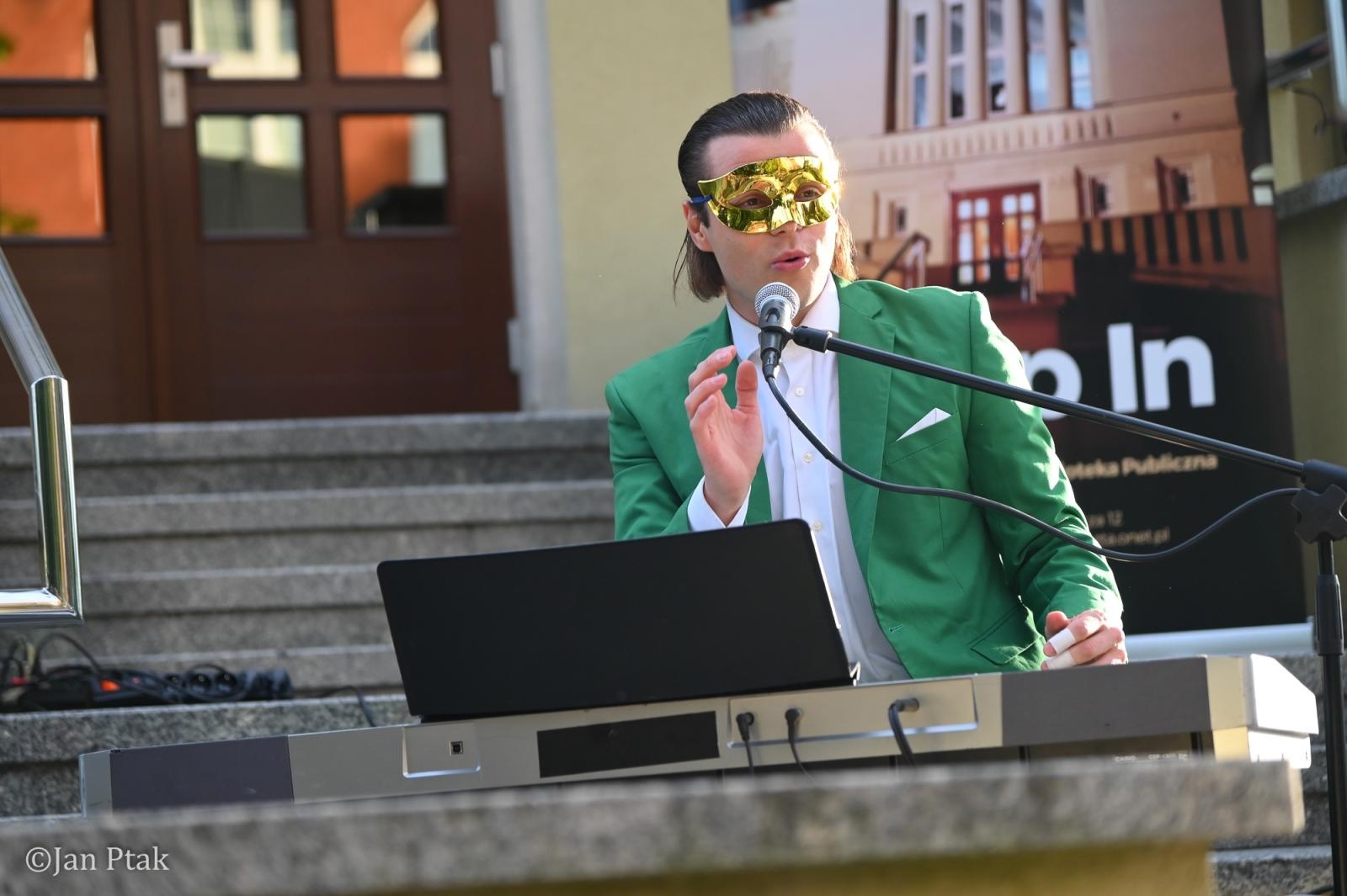 Zdjęcie w galerii na portalu naszraciborz.pl: Letni Teatr na Schodach powrócił. Aleksander Talkowski oczarował publiczność koncertem Będziesz moją Panią wiadomości z regionu