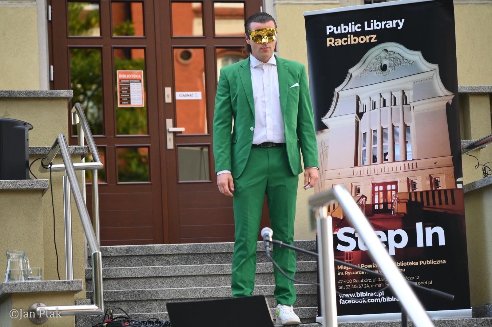 Zdjęcie w galerii na portalu naszraciborz.pl: Letni Teatr na Schodach powrócił. Aleksander Talkowski oczarował publiczność koncertem Będziesz moją Panią wiadomości z regionu