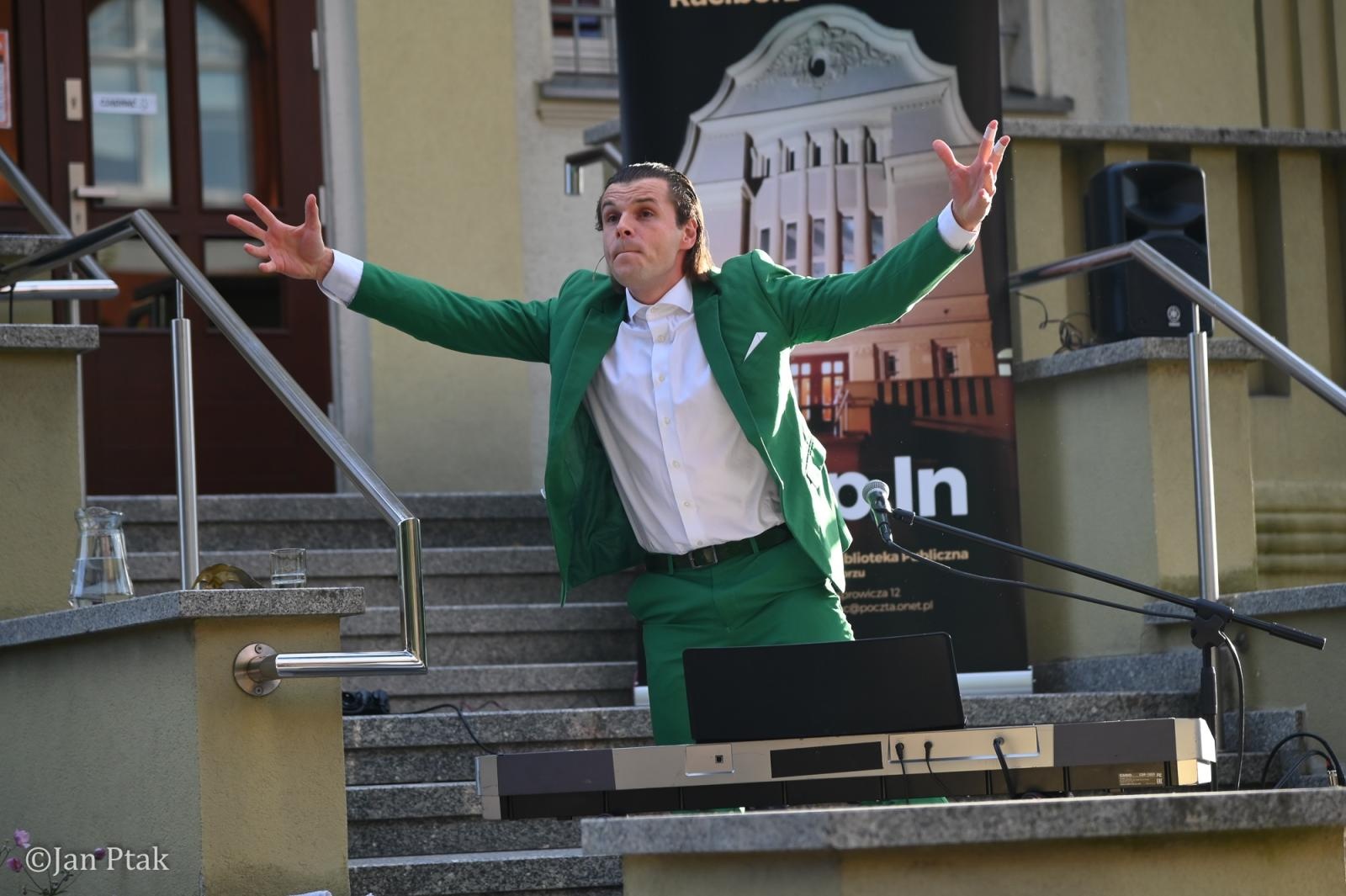 Zdjęcie w galerii na portalu naszraciborz.pl: Letni Teatr na Schodach powrócił. Aleksander Talkowski oczarował publiczność koncertem Będziesz moją Panią wiadomości z regionu