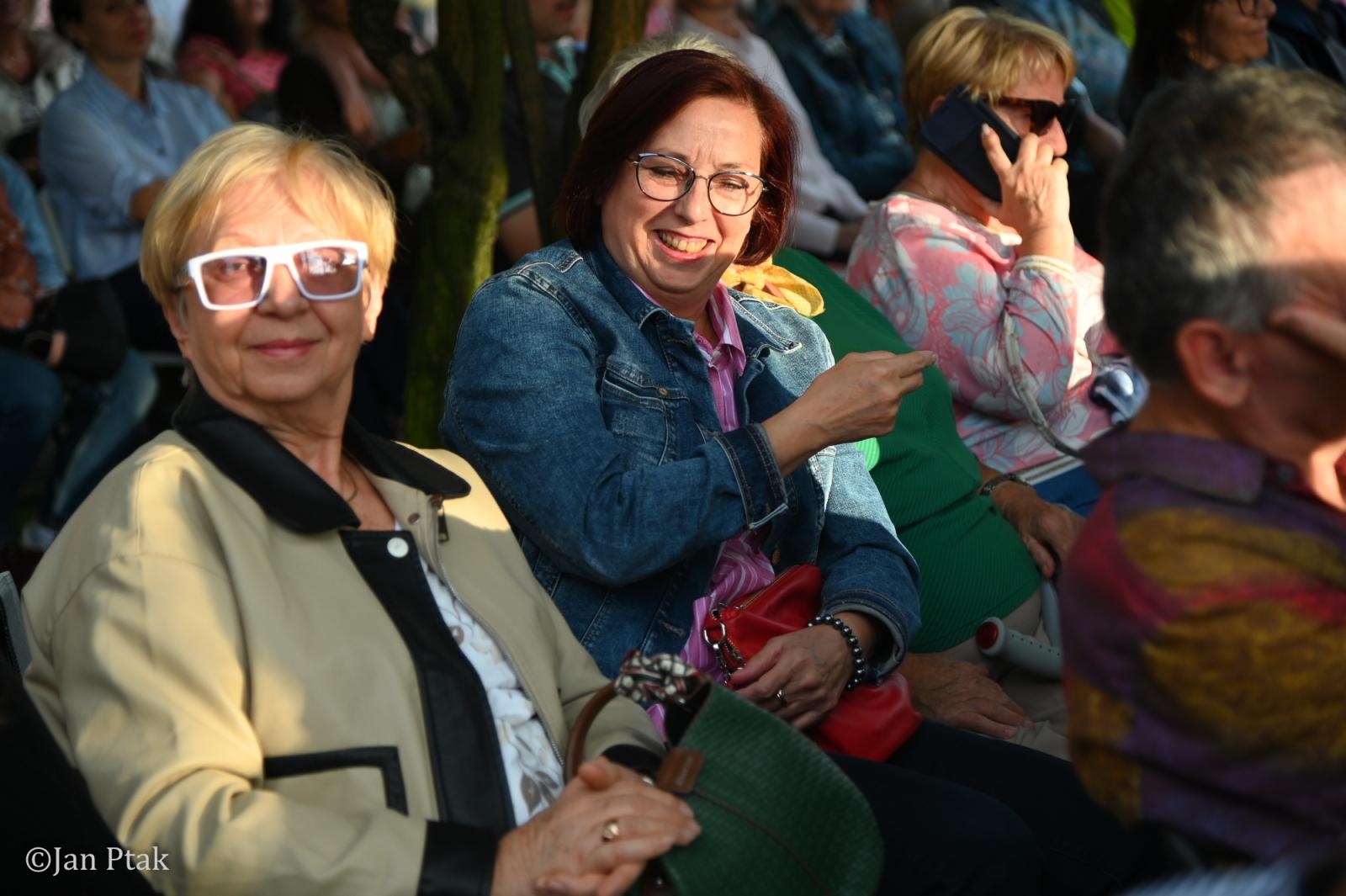 Zdjęcie w galerii na portalu naszraciborz.pl: Letni Teatr na Schodach powrócił. Aleksander Talkowski oczarował publiczność koncertem Będziesz moją Panią wiadomości z regionu
