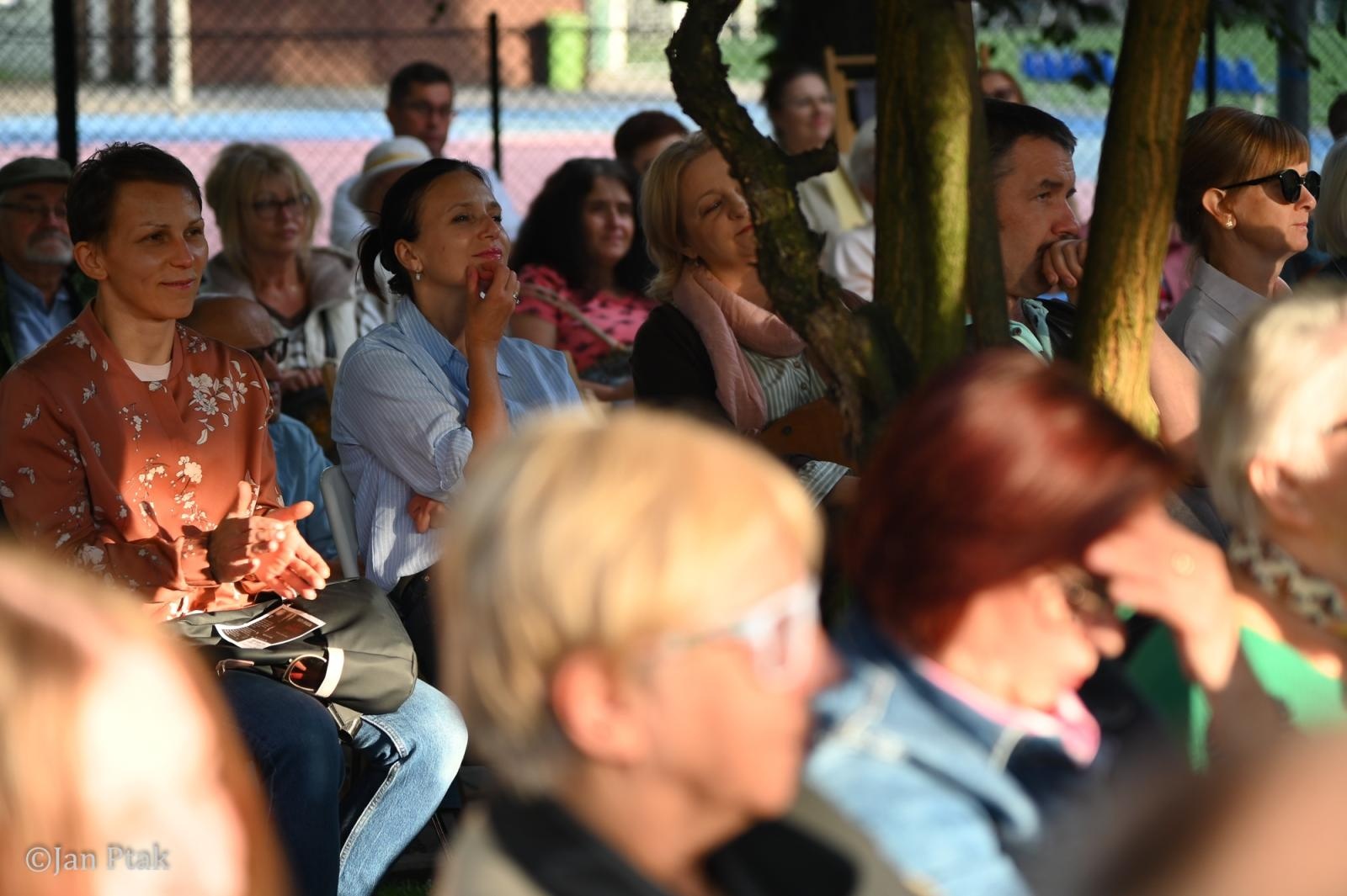 Zdjęcie w galerii na portalu naszraciborz.pl: Letni Teatr na Schodach powrócił. Aleksander Talkowski oczarował publiczność koncertem Będziesz moją Panią wiadomości z regionu