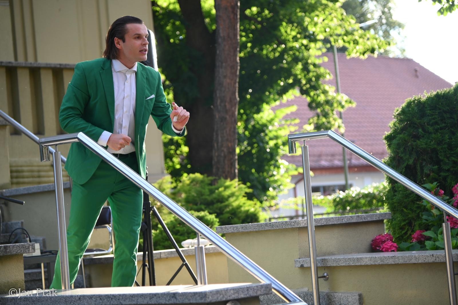 Zdjęcie w galerii na portalu naszraciborz.pl: Letni Teatr na Schodach powrócił. Aleksander Talkowski oczarował publiczność koncertem Będziesz moją Panią wiadomości z regionu