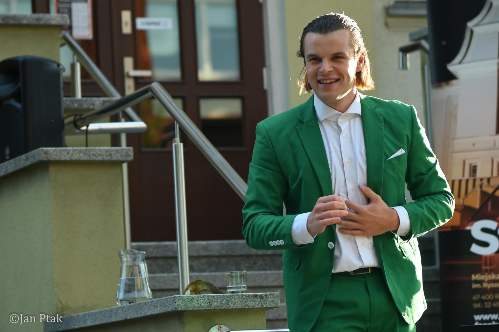 Zdjęcie w galerii na portalu naszraciborz.pl: Letni Teatr na Schodach powrócił. Aleksander Talkowski oczarował publiczność koncertem Będziesz moją Panią wiadomości z regionu