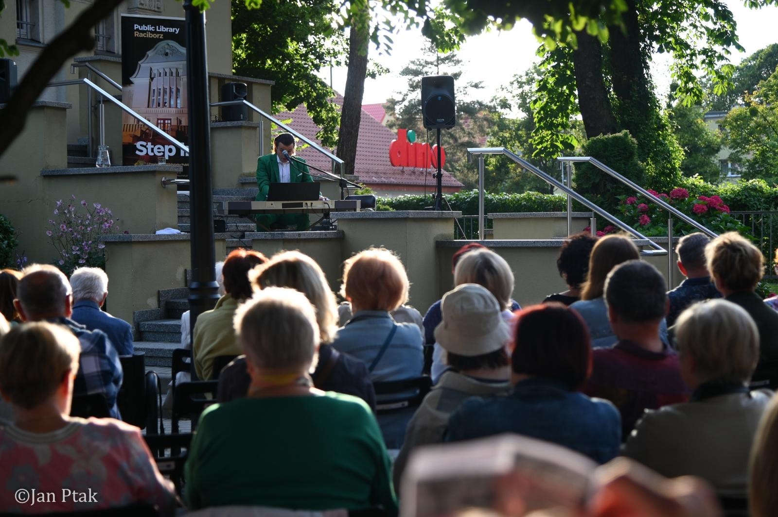 Zdjęcie w galerii na portalu naszraciborz.pl: Letni Teatr na Schodach powrócił. Aleksander Talkowski oczarował publiczność koncertem Będziesz moją Panią wiadomości z regionu