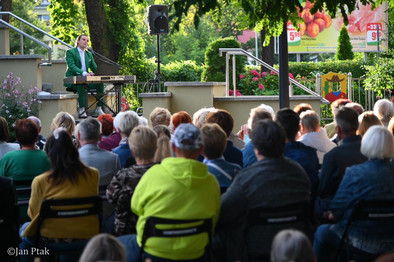 Zdjęcie w galerii na portalu naszraciborz.pl: Letni Teatr na Schodach powrócił. Aleksander Talkowski oczarował publiczność koncertem Będziesz moją Panią wiadomości z regionu
