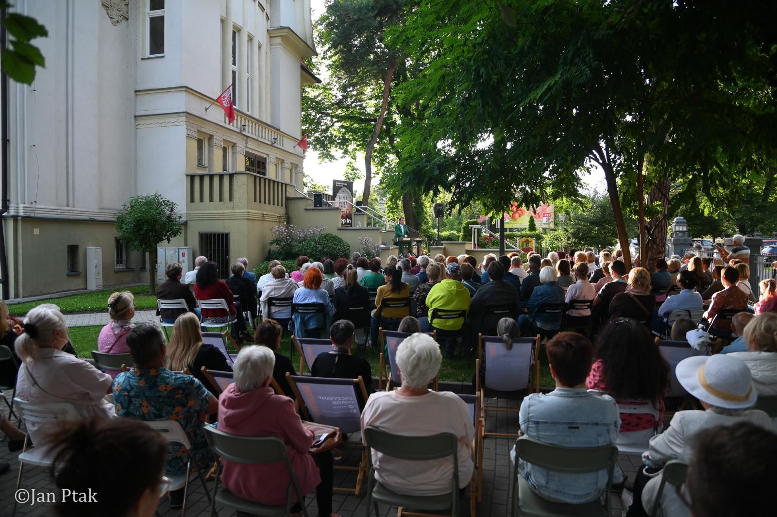 Zdjęcie w galerii na portalu naszraciborz.pl: Letni Teatr na Schodach powrócił. Aleksander Talkowski oczarował publiczność koncertem Będziesz moją Panią wiadomości z regionu