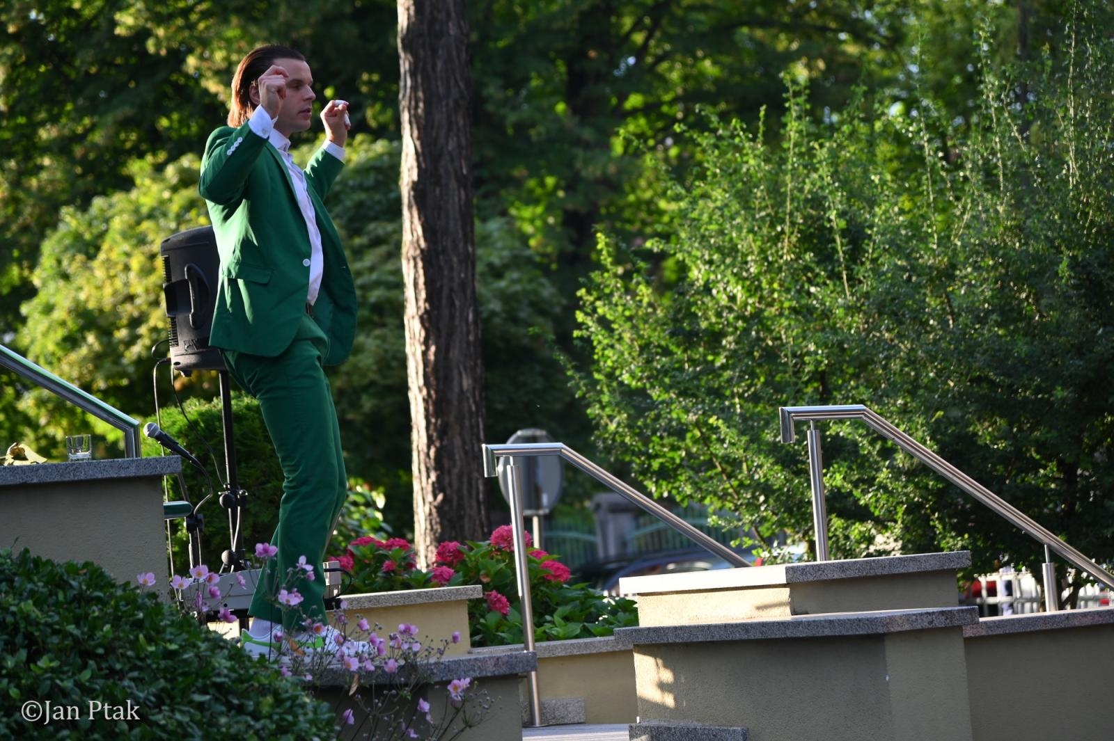 Zdjęcie w galerii na portalu naszraciborz.pl: Letni Teatr na Schodach powrócił. Aleksander Talkowski oczarował publiczność koncertem Będziesz moją Panią wiadomości z regionu