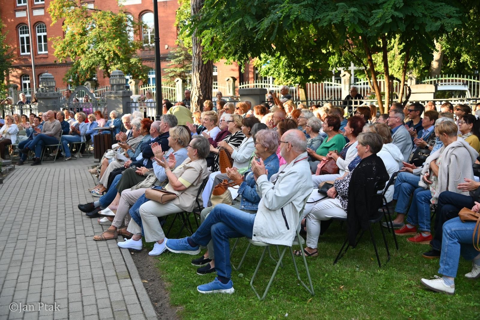 Zdjęcie w galerii na portalu naszraciborz.pl: Letni Teatr na Schodach powrócił. Aleksander Talkowski oczarował publiczność koncertem Będziesz moją Panią wiadomości z regionu