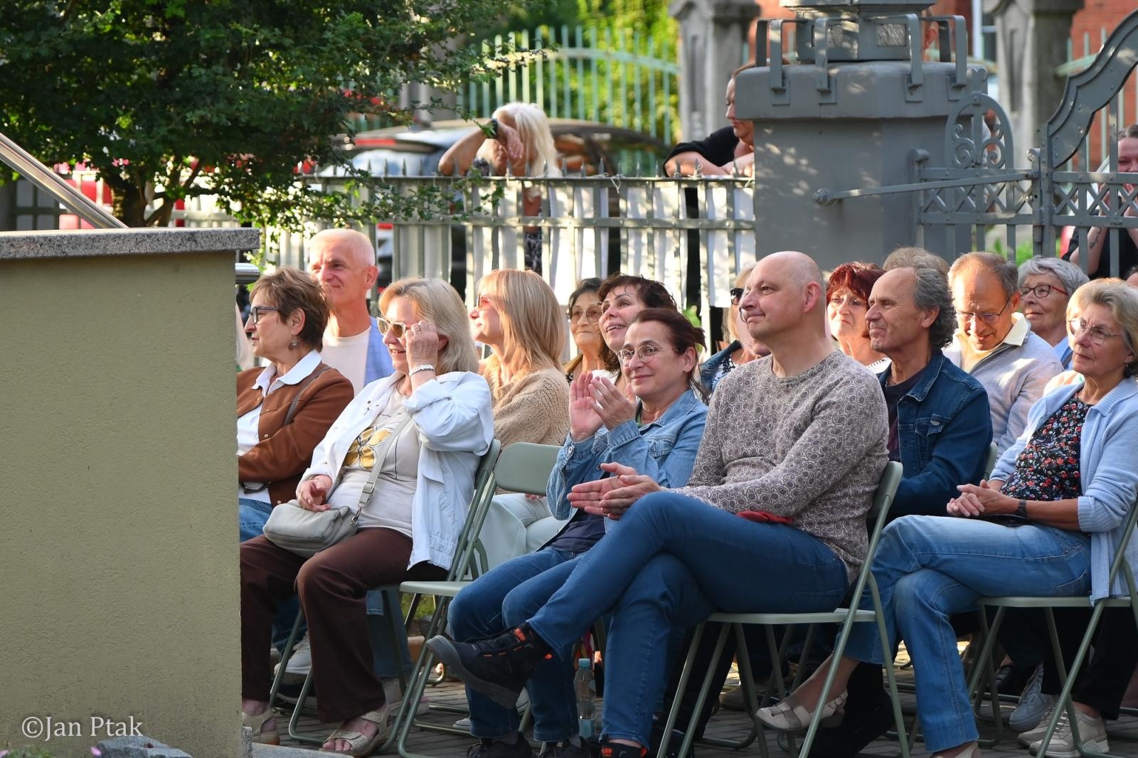 Zdjęcie w galerii na portalu naszraciborz.pl: Letni Teatr na Schodach powrócił. Aleksander Talkowski oczarował publiczność koncertem Będziesz moją Panią wiadomości z regionu
