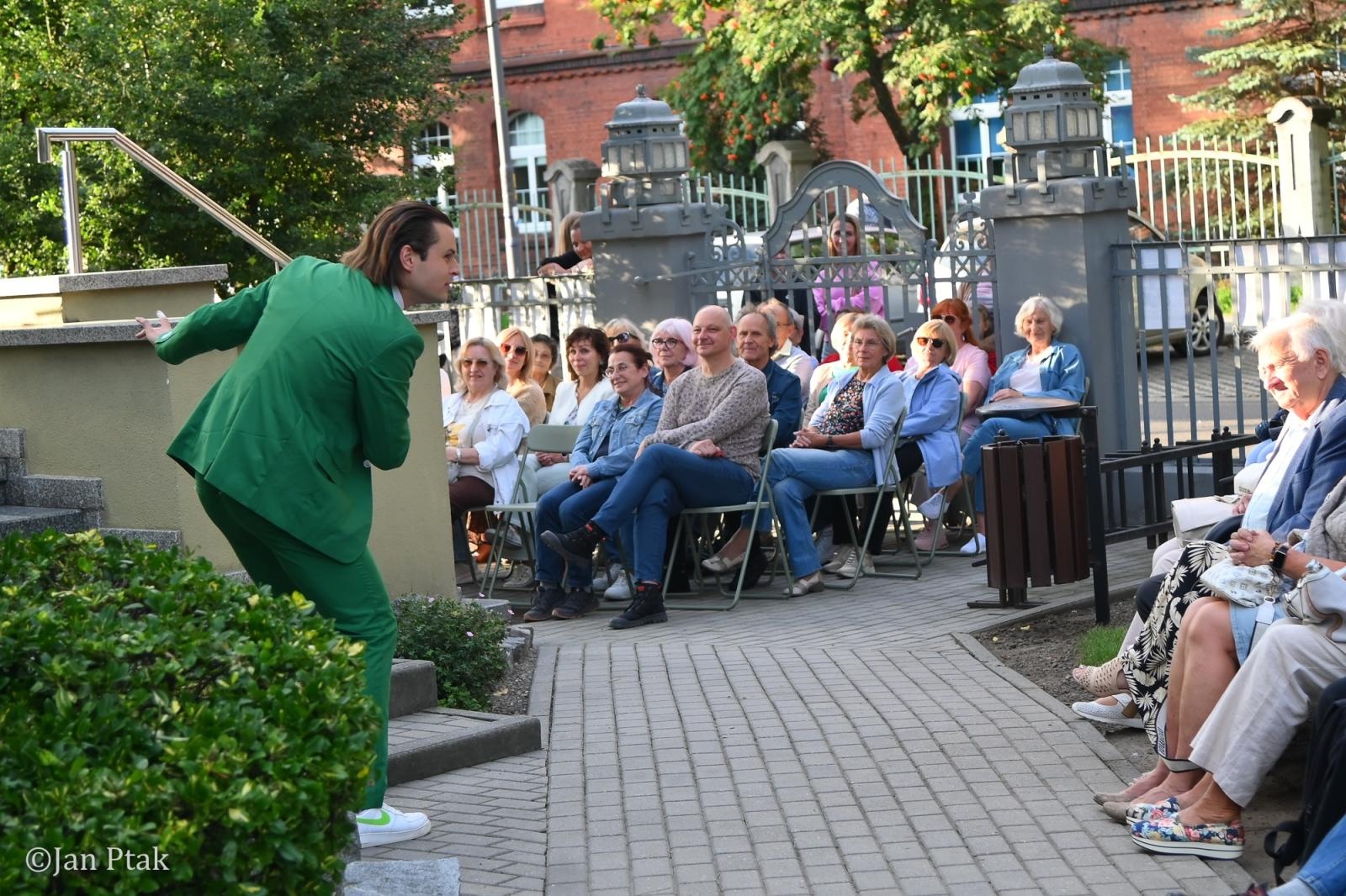Zdjęcie w galerii na portalu naszraciborz.pl: Letni Teatr na Schodach powrócił. Aleksander Talkowski oczarował publiczność koncertem Będziesz moją Panią wiadomości z regionu