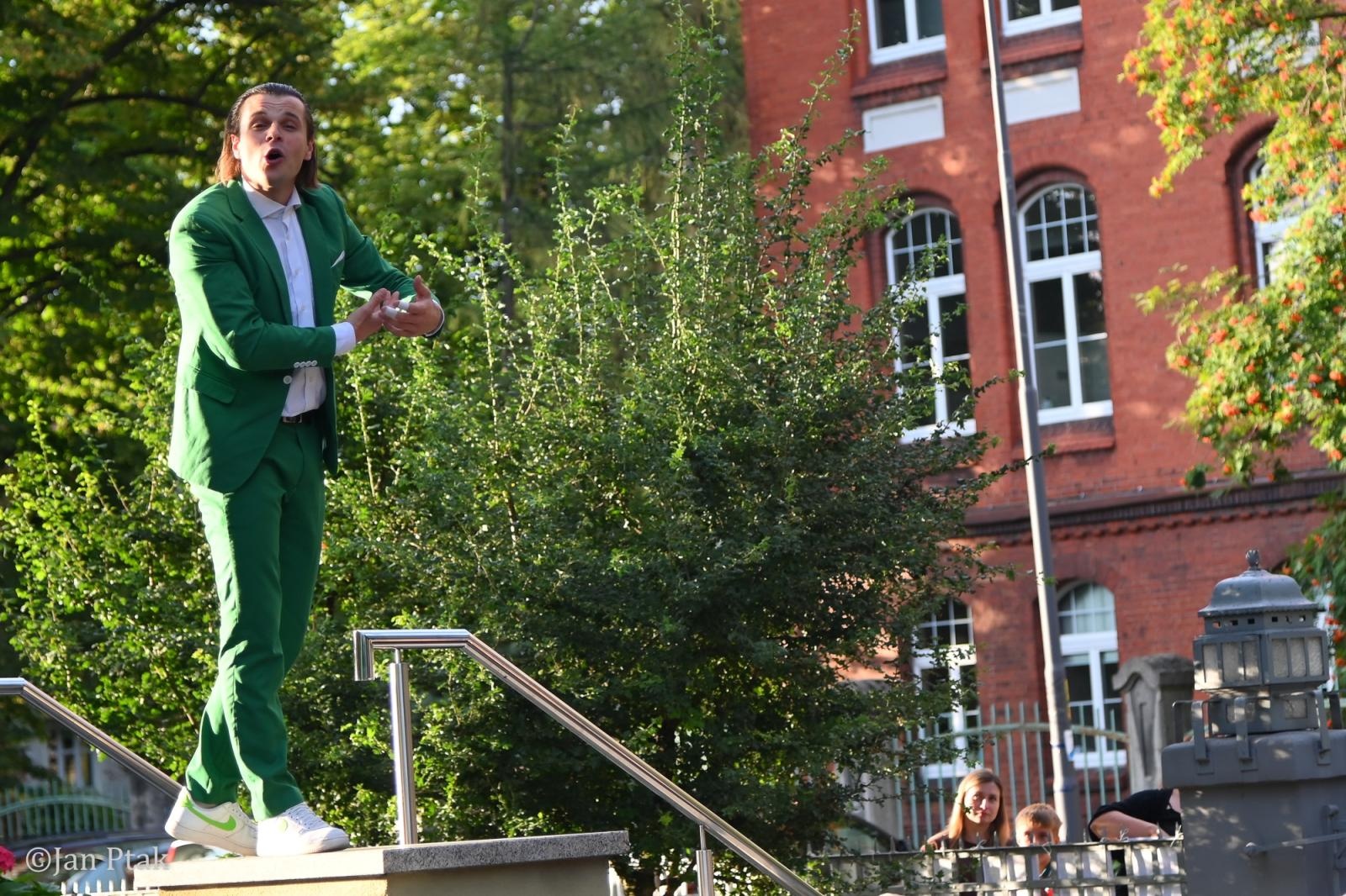 Zdjęcie w galerii na portalu naszraciborz.pl: Letni Teatr na Schodach powrócił. Aleksander Talkowski oczarował publiczność koncertem Będziesz moją Panią wiadomości z regionu