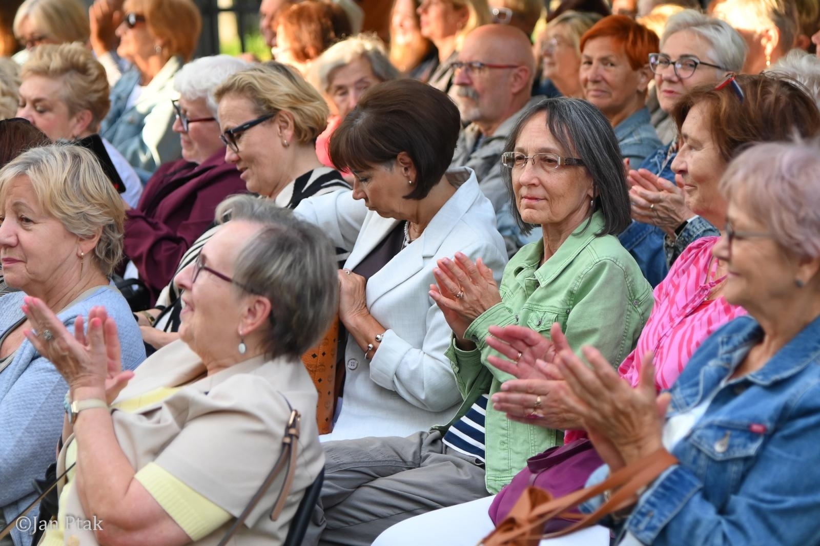 Zdjęcie w galerii na portalu naszraciborz.pl: Letni Teatr na Schodach powrócił. Aleksander Talkowski oczarował publiczność koncertem Będziesz moją Panią wiadomości z regionu