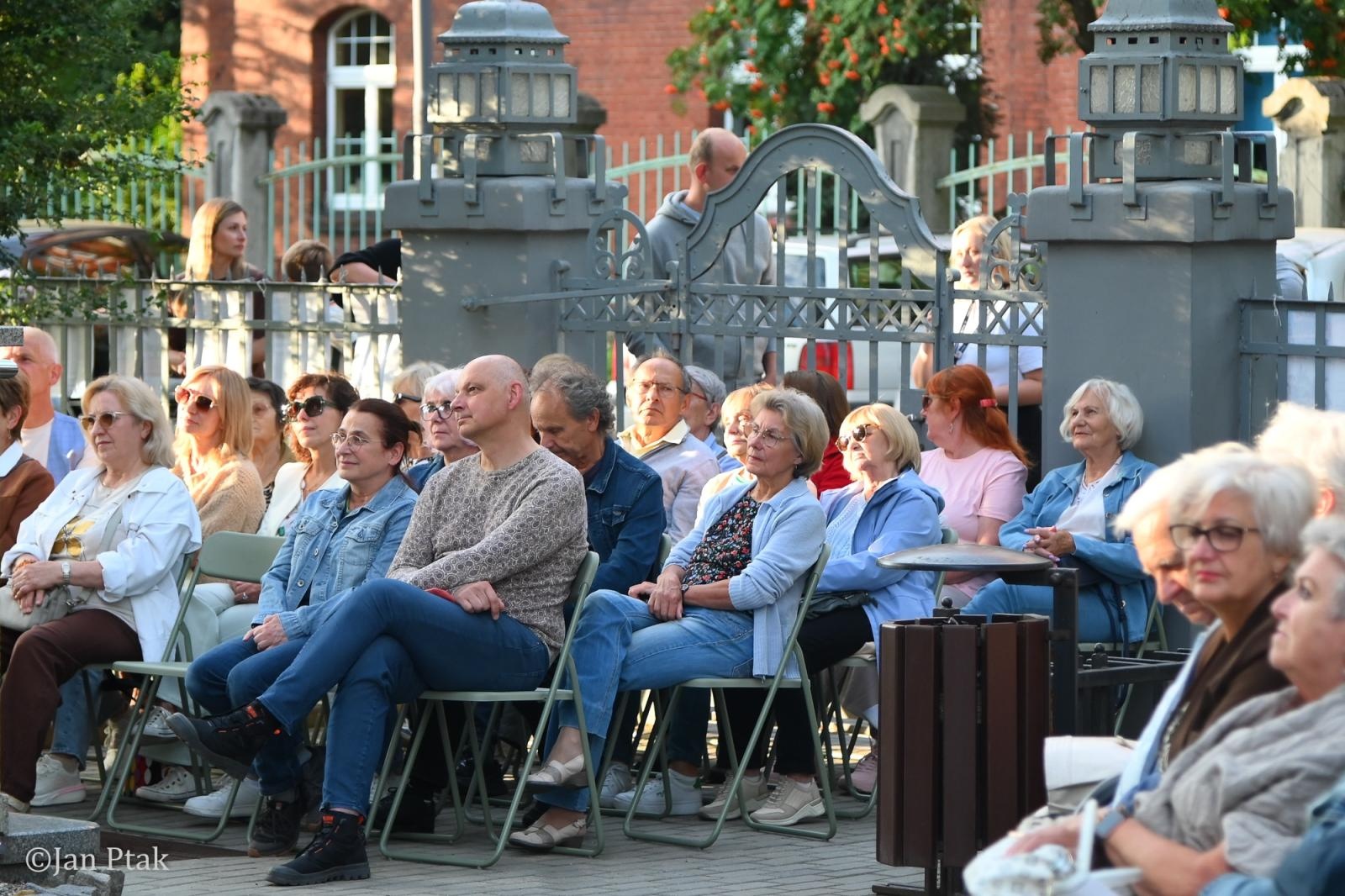 Zdjęcie w galerii na portalu naszraciborz.pl: Letni Teatr na Schodach powrócił. Aleksander Talkowski oczarował publiczność koncertem Będziesz moją Panią wiadomości z regionu