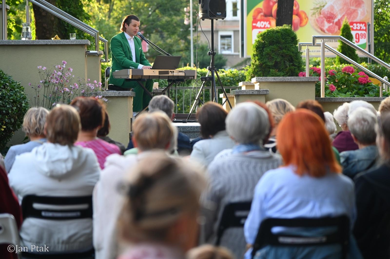 Zdjęcie w galerii na portalu naszraciborz.pl: Letni Teatr na Schodach powrócił. Aleksander Talkowski oczarował publiczność koncertem Będziesz moją Panią wiadomości z regionu