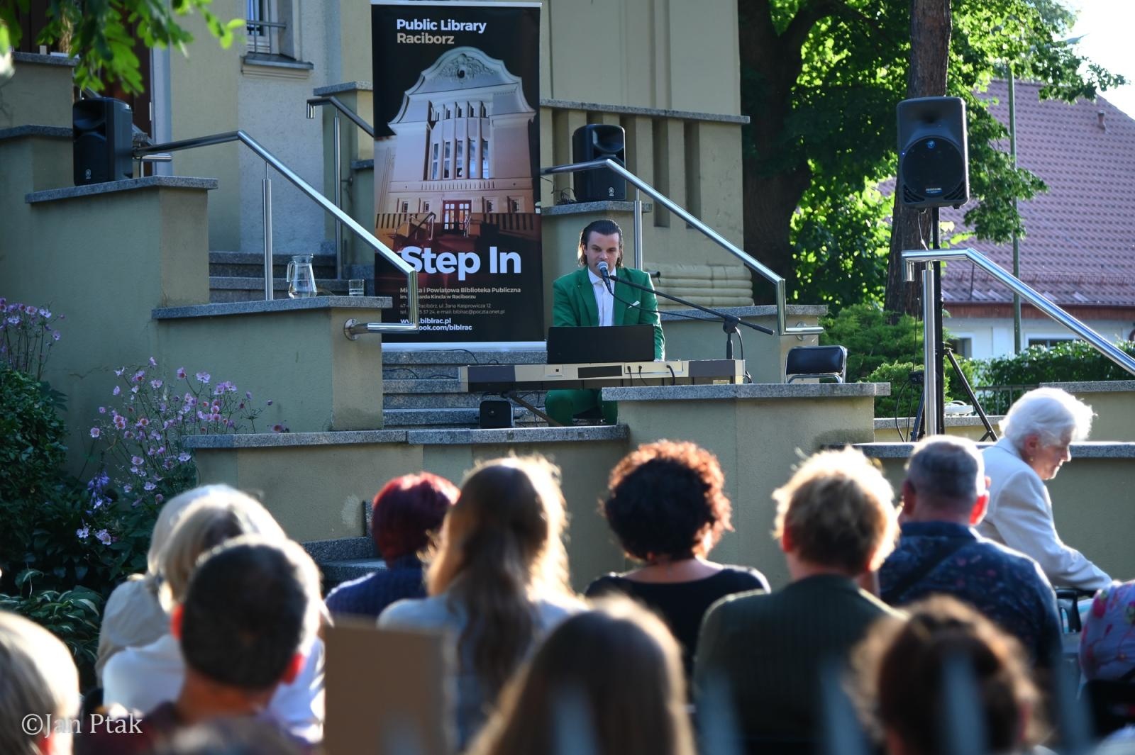 Zdjęcie w galerii na portalu naszraciborz.pl: Letni Teatr na Schodach powrócił. Aleksander Talkowski oczarował publiczność koncertem Będziesz moją Panią wiadomości z regionu