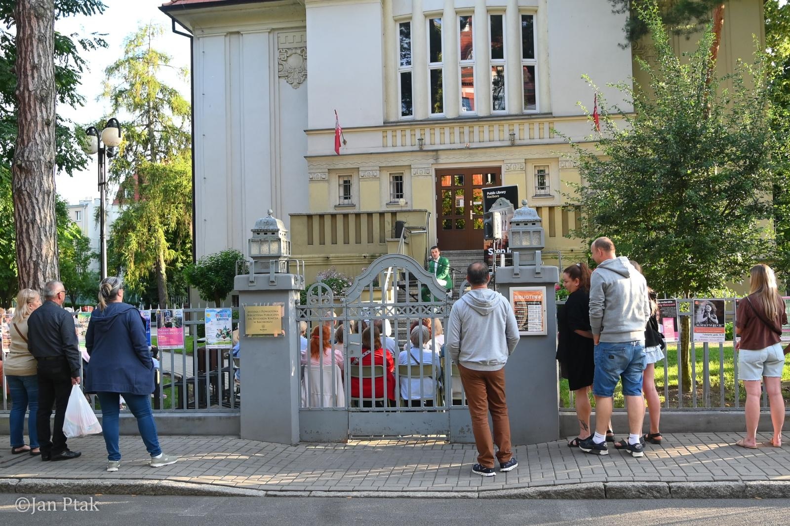 Zdjęcie w galerii na portalu naszraciborz.pl: Letni Teatr na Schodach powrócił. Aleksander Talkowski oczarował publiczność koncertem Będziesz moją Panią wiadomości z regionu