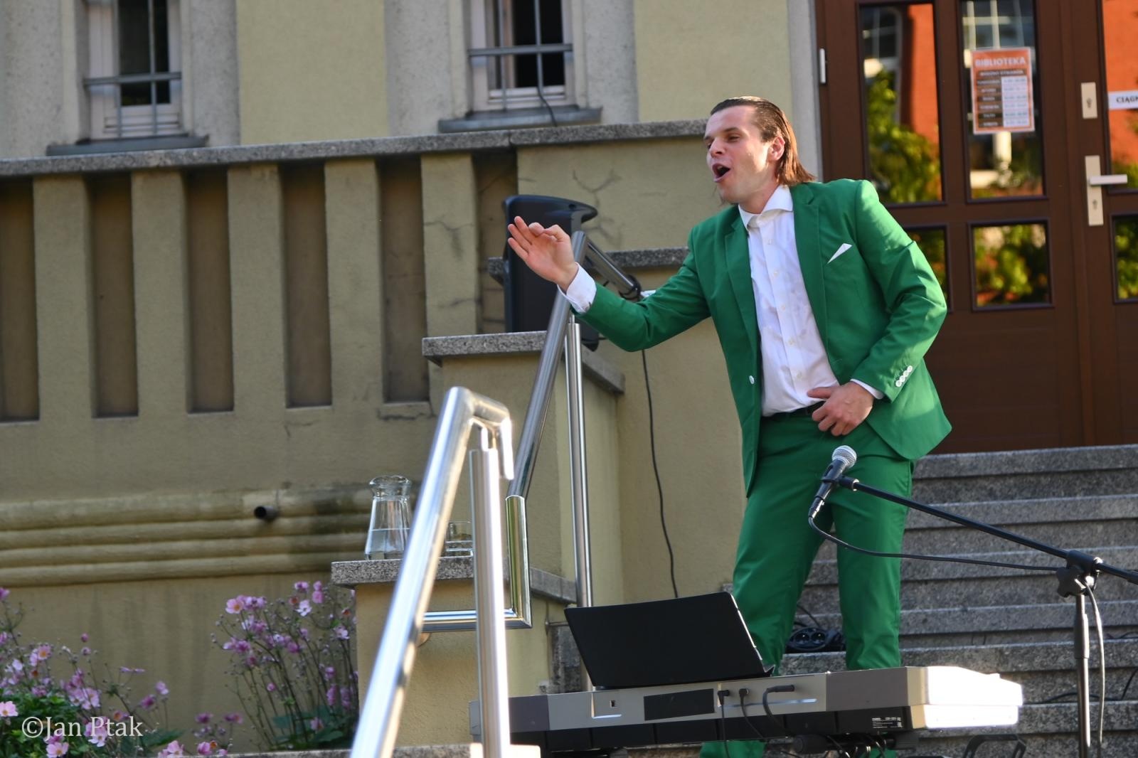 Zdjęcie w galerii na portalu naszraciborz.pl: Letni Teatr na Schodach powrócił. Aleksander Talkowski oczarował publiczność koncertem Będziesz moją Panią wiadomości z regionu