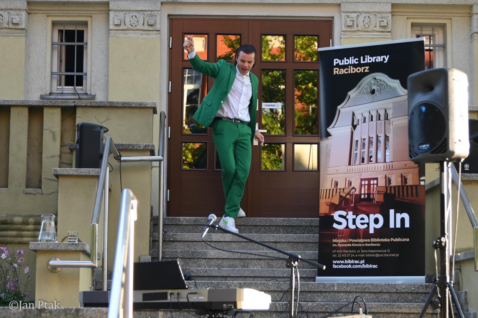 Zdjęcie w galerii na portalu naszraciborz.pl: Letni Teatr na Schodach powrócił. Aleksander Talkowski oczarował publiczność koncertem Będziesz moją Panią wiadomości z regionu