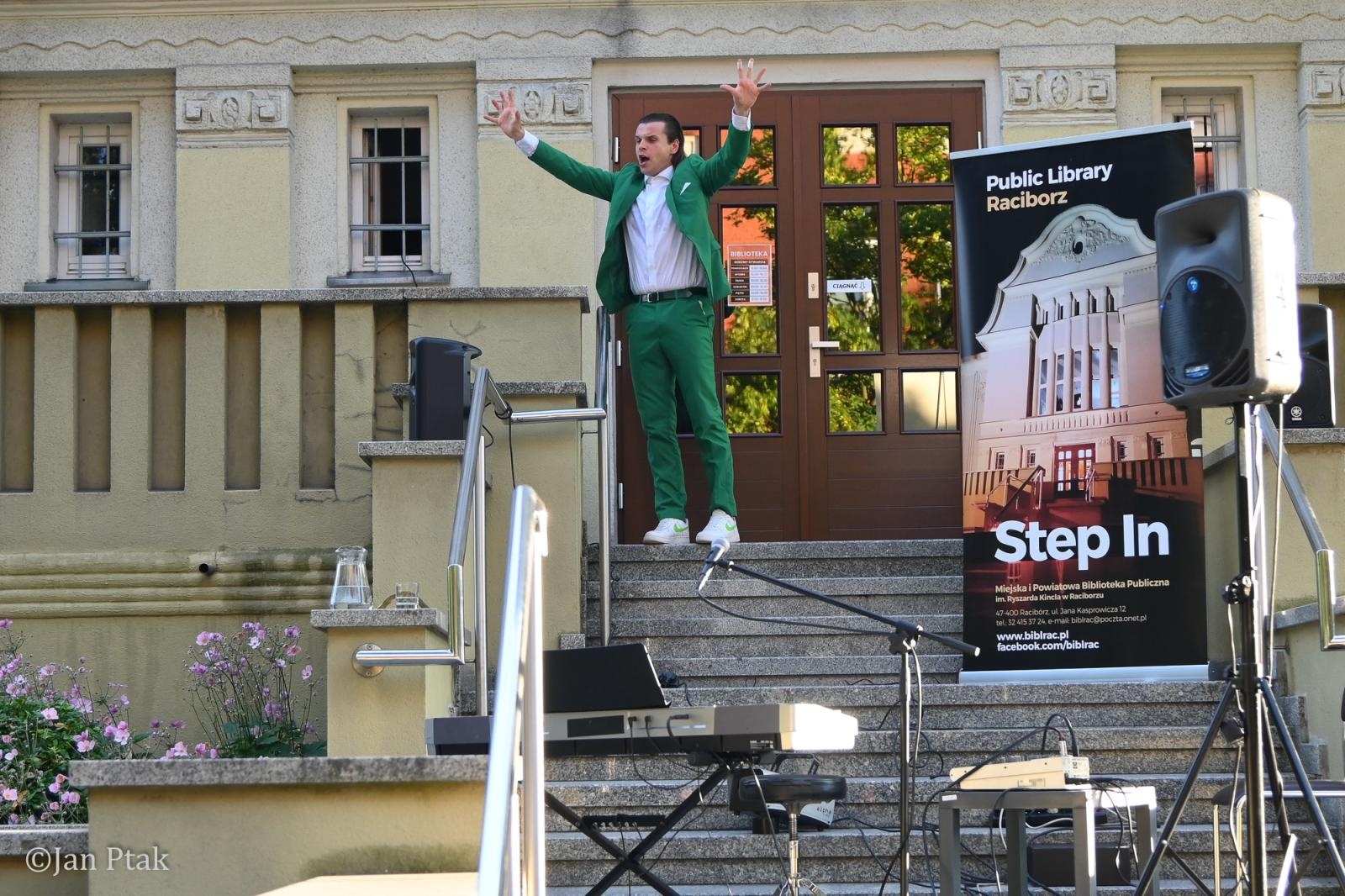 Zdjęcie w galerii na portalu naszraciborz.pl: Letni Teatr na Schodach powrócił. Aleksander Talkowski oczarował publiczność koncertem Będziesz moją Panią wiadomości z regionu