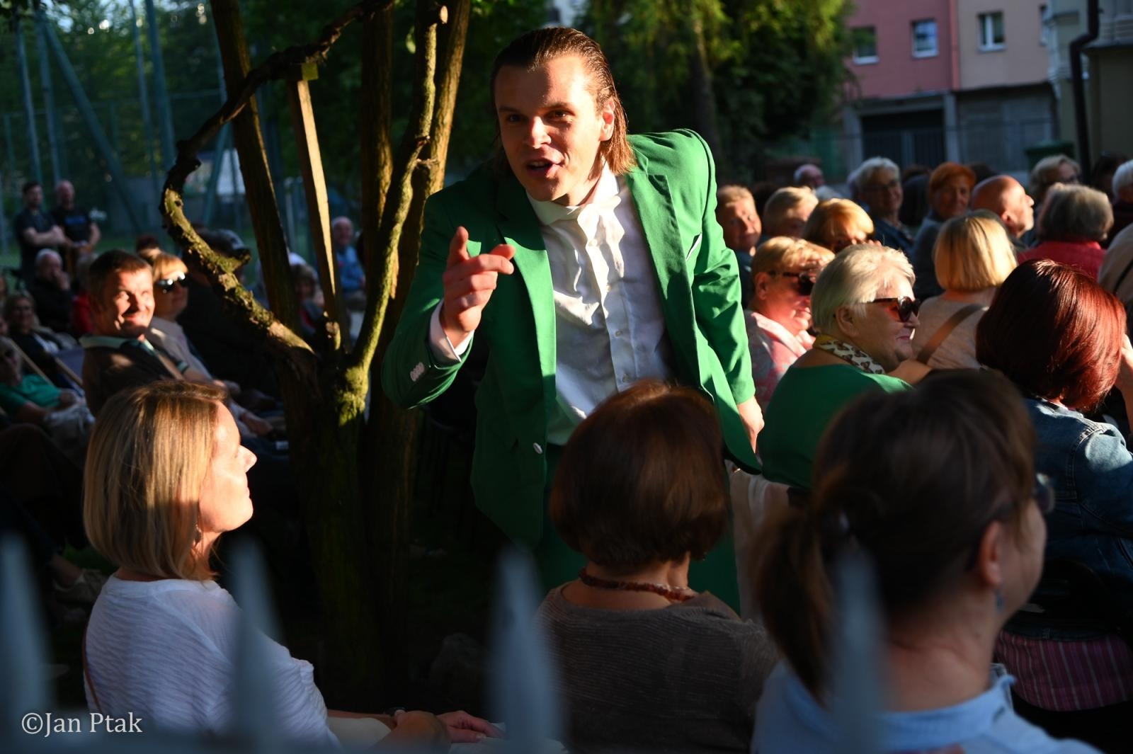 Zdjęcie w galerii na portalu naszraciborz.pl: Letni Teatr na Schodach powrócił. Aleksander Talkowski oczarował publiczność koncertem Będziesz moją Panią wiadomości z regionu