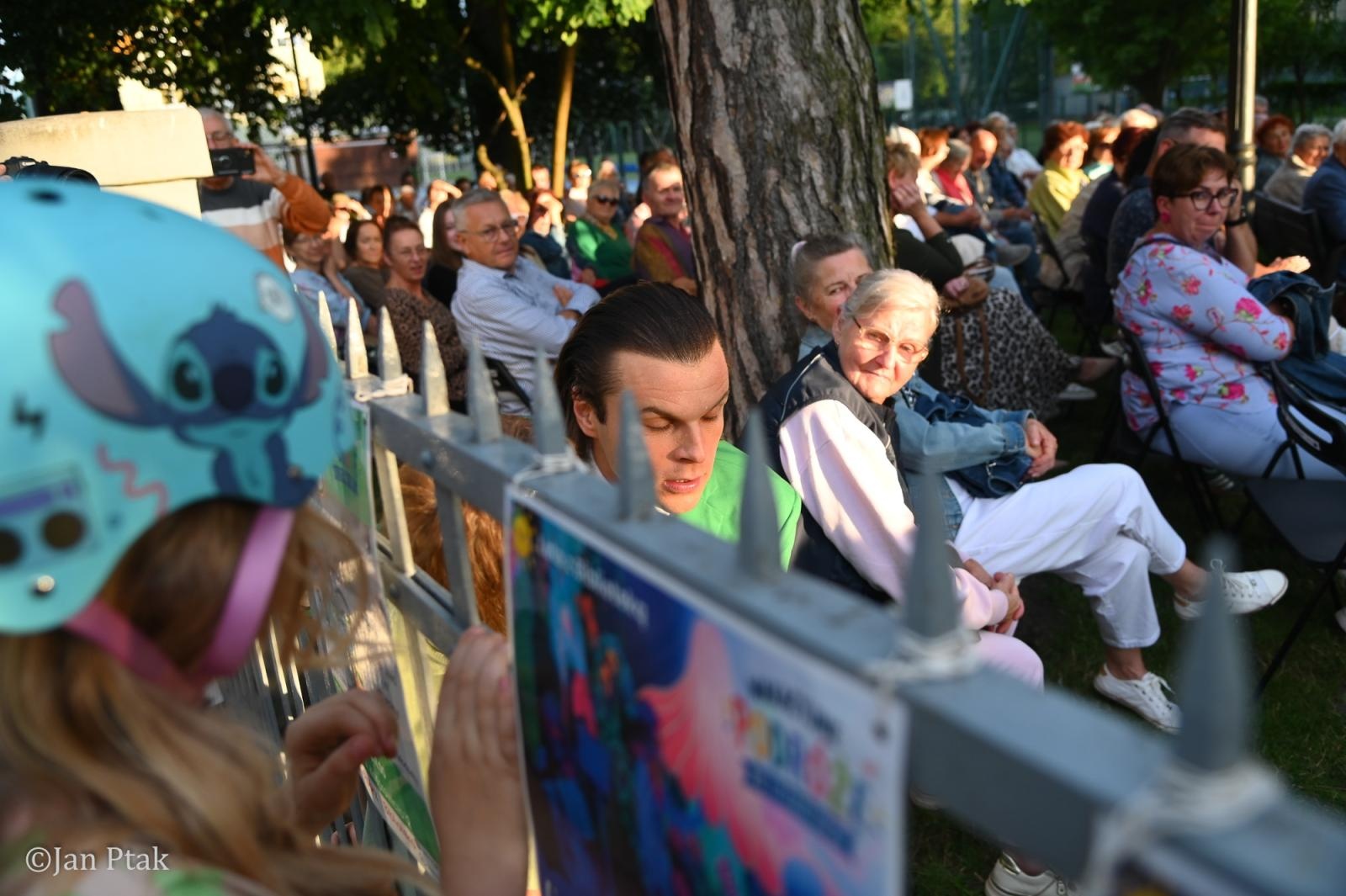 Zdjęcie w galerii na portalu naszraciborz.pl: Letni Teatr na Schodach powrócił. Aleksander Talkowski oczarował publiczność koncertem Będziesz moją Panią wiadomości z regionu