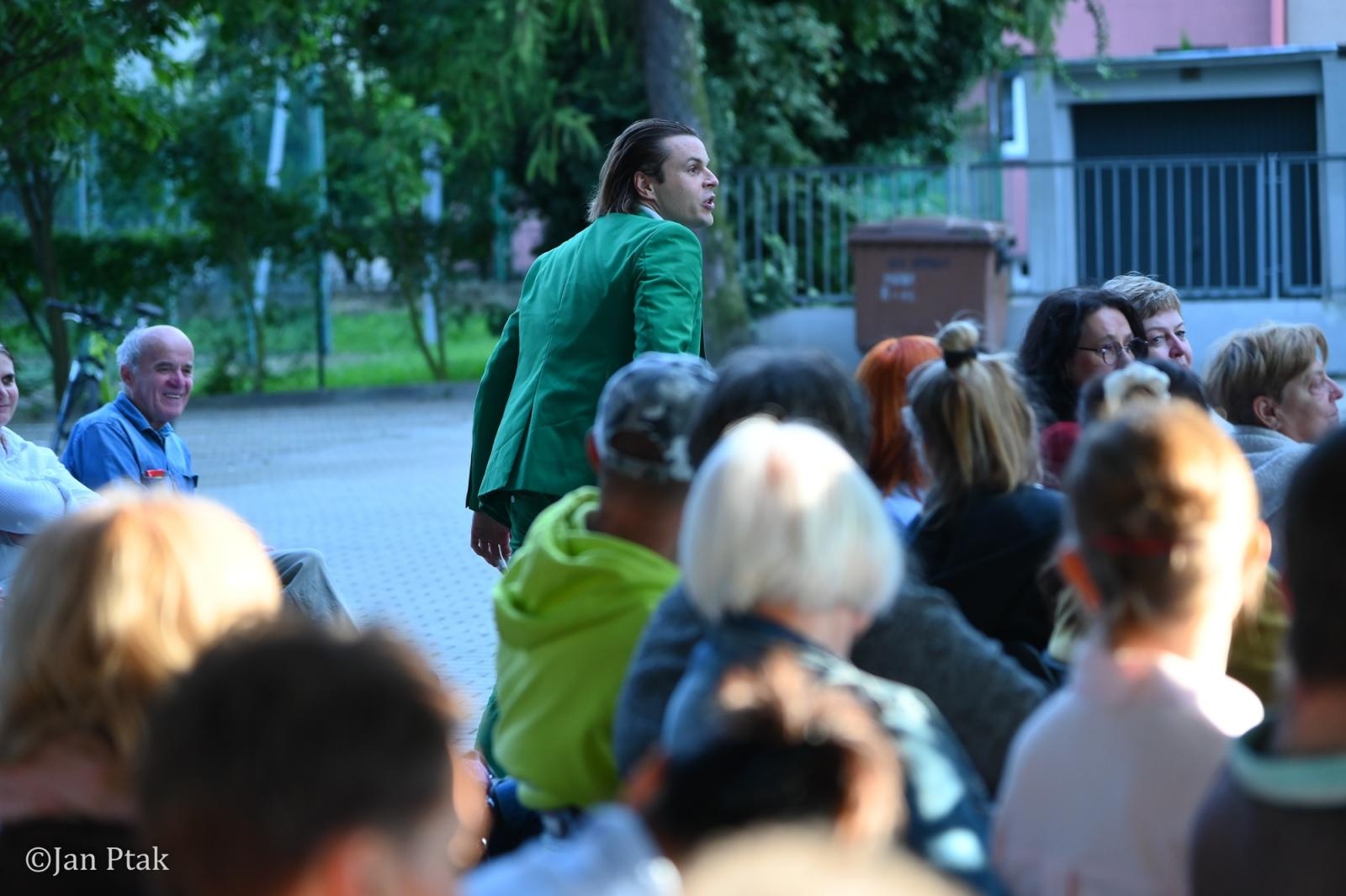 Zdjęcie w galerii na portalu naszraciborz.pl: Letni Teatr na Schodach powrócił. Aleksander Talkowski oczarował publiczność koncertem Będziesz moją Panią wiadomości z regionu