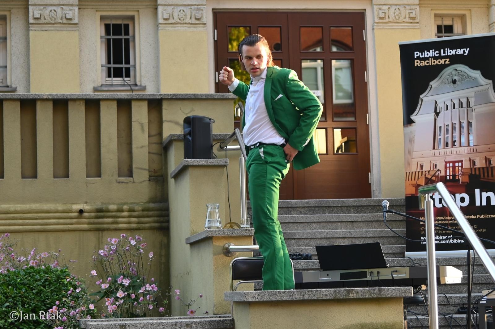 Zdjęcie w galerii na portalu naszraciborz.pl: Letni Teatr na Schodach powrócił. Aleksander Talkowski oczarował publiczność koncertem Będziesz moją Panią wiadomości z regionu
