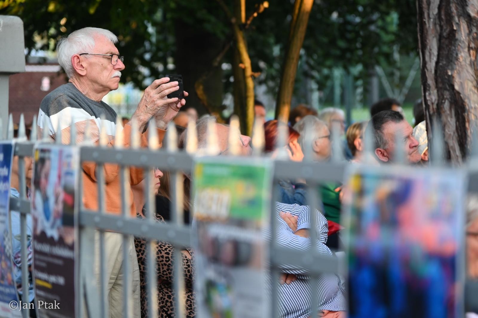 Zdjęcie w galerii na portalu naszraciborz.pl: Letni Teatr na Schodach powrócił. Aleksander Talkowski oczarował publiczność koncertem Będziesz moją Panią wiadomości z regionu
