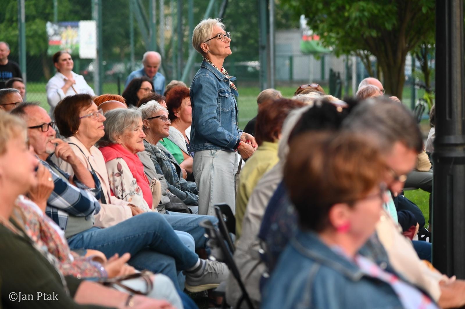 Zdjęcie w galerii na portalu naszraciborz.pl: Letni Teatr na Schodach powrócił. Aleksander Talkowski oczarował publiczność koncertem Będziesz moją Panią wiadomości z regionu