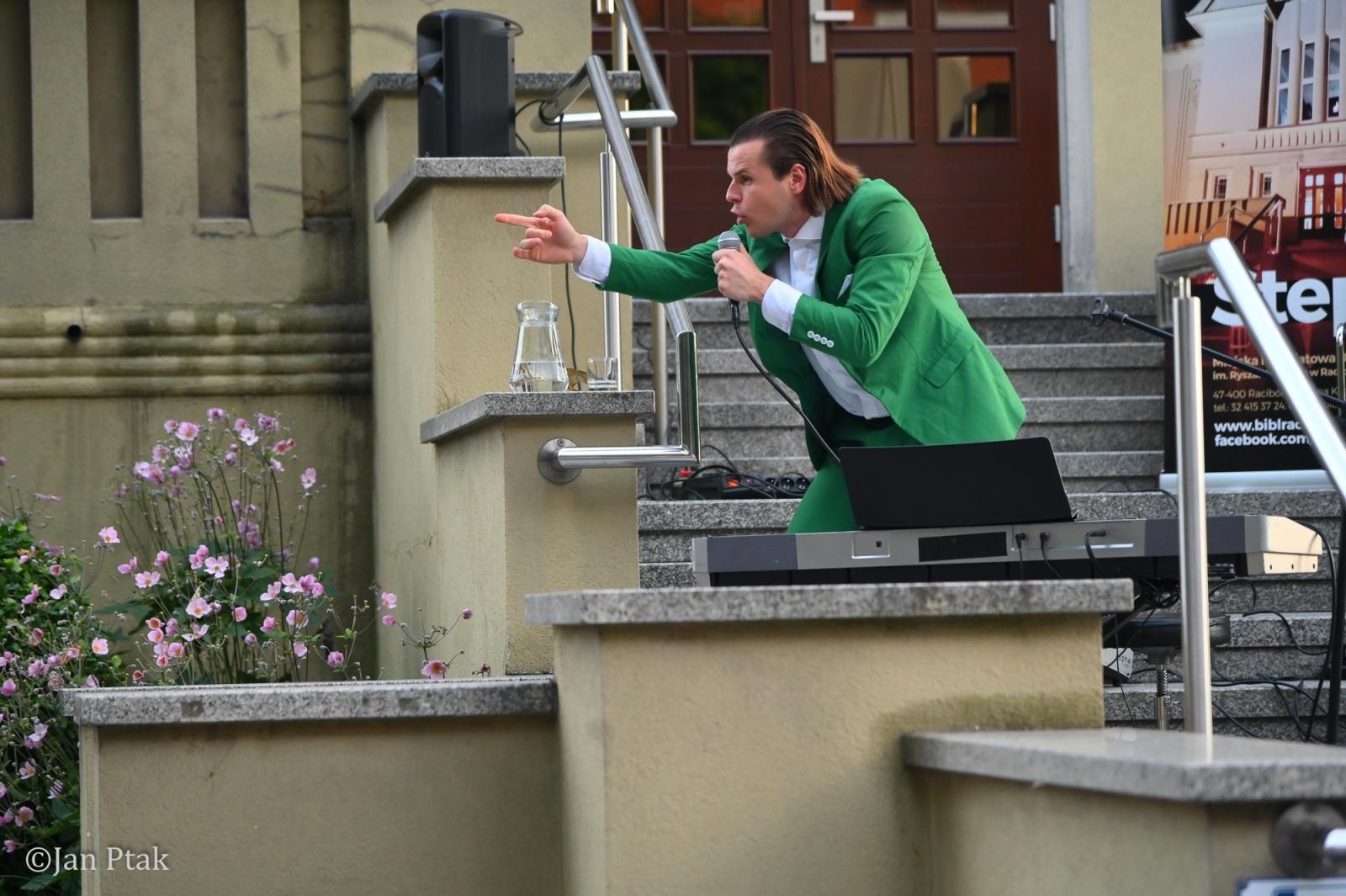 Zdjęcie w galerii na portalu naszraciborz.pl: Letni Teatr na Schodach powrócił. Aleksander Talkowski oczarował publiczność koncertem Będziesz moją Panią wiadomości z regionu