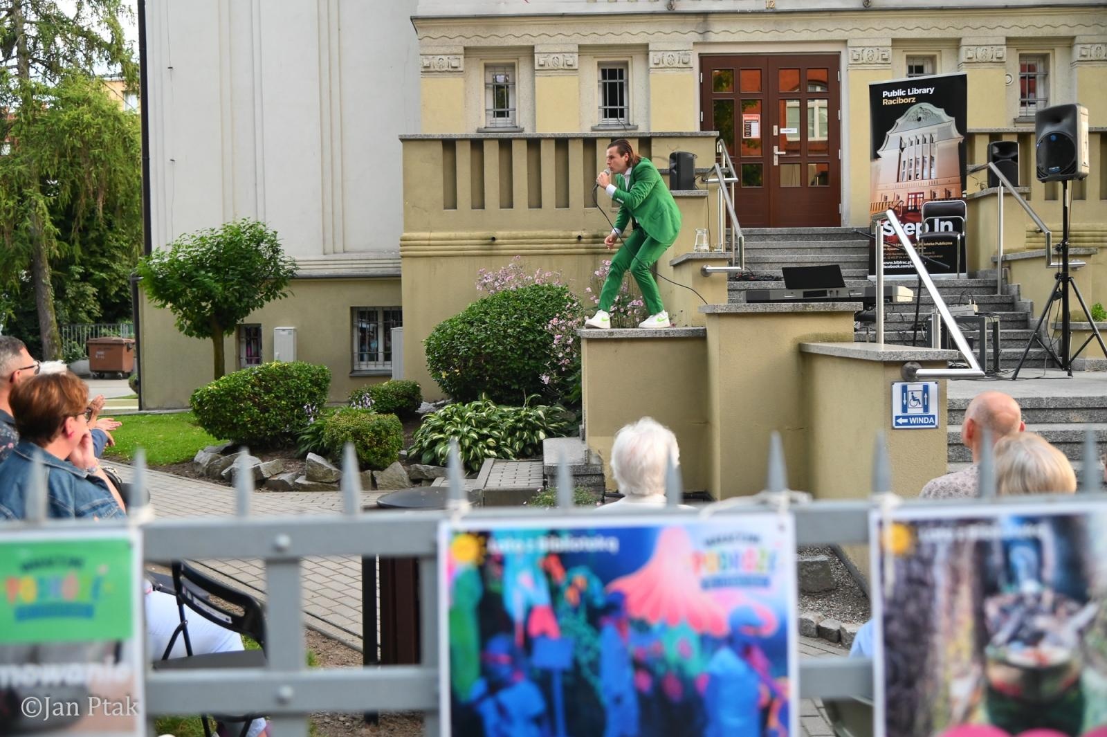 Zdjęcie w galerii na portalu naszraciborz.pl: Letni Teatr na Schodach powrócił. Aleksander Talkowski oczarował publiczność koncertem Będziesz moją Panią wiadomości z regionu