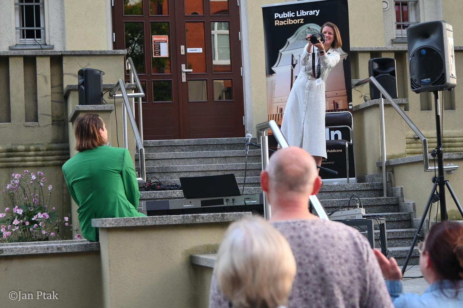 Zdjęcie w galerii na portalu naszraciborz.pl: Letni Teatr na Schodach powrócił. Aleksander Talkowski oczarował publiczność koncertem Będziesz moją Panią wiadomości z regionu