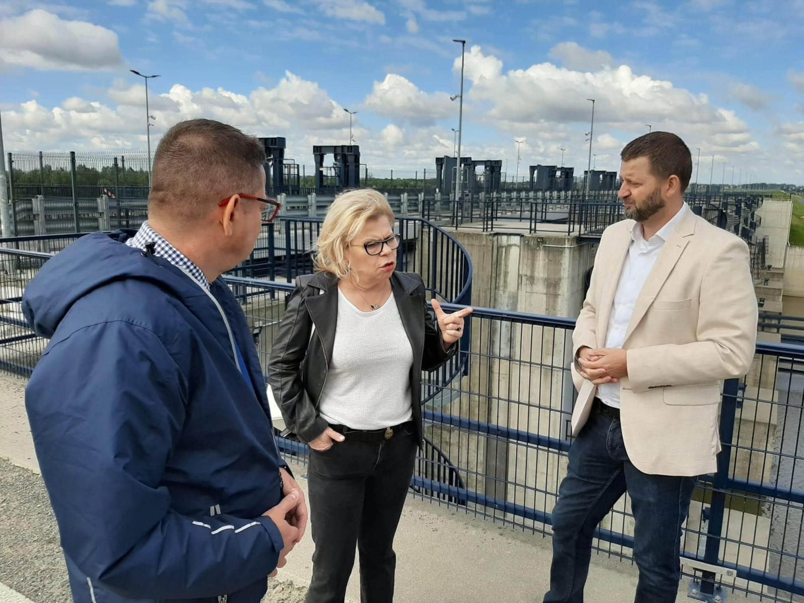Zdjęcie w galerii na portalu naszraciborz.pl: Minister i posłanka na zbiorniku Racibórz Dolny. Sprawdzili stan prac po powodzi wiadomości z regionu