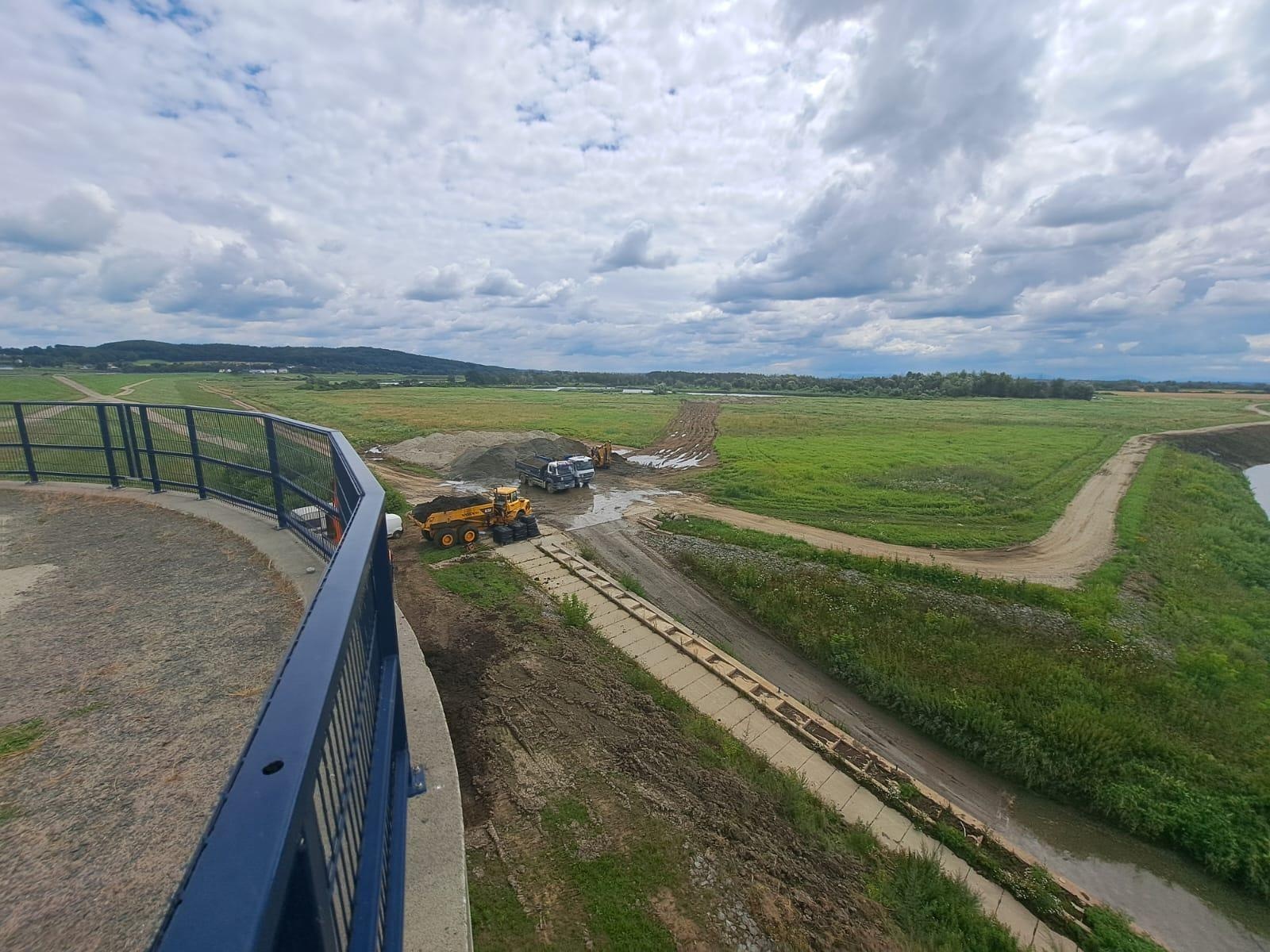 Zdjęcie w galerii na portalu naszraciborz.pl: Minister i posłanka na zbiorniku Racibórz Dolny. Sprawdzili stan prac po powodzi wiadomości z regionu