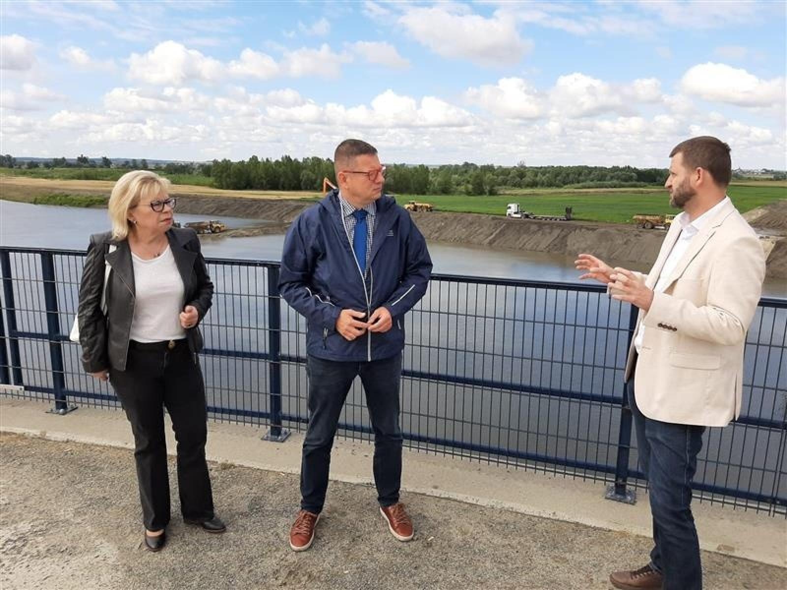 Zdjęcie w galerii na portalu naszraciborz.pl: Minister i posłanka na zbiorniku Racibórz Dolny. Sprawdzili stan prac po powodzi wiadomości z regionu